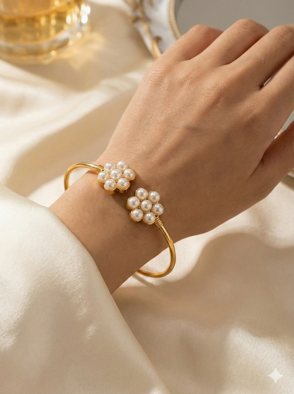 PEARLUME - HETRA PEARL FLOWER BANGLE