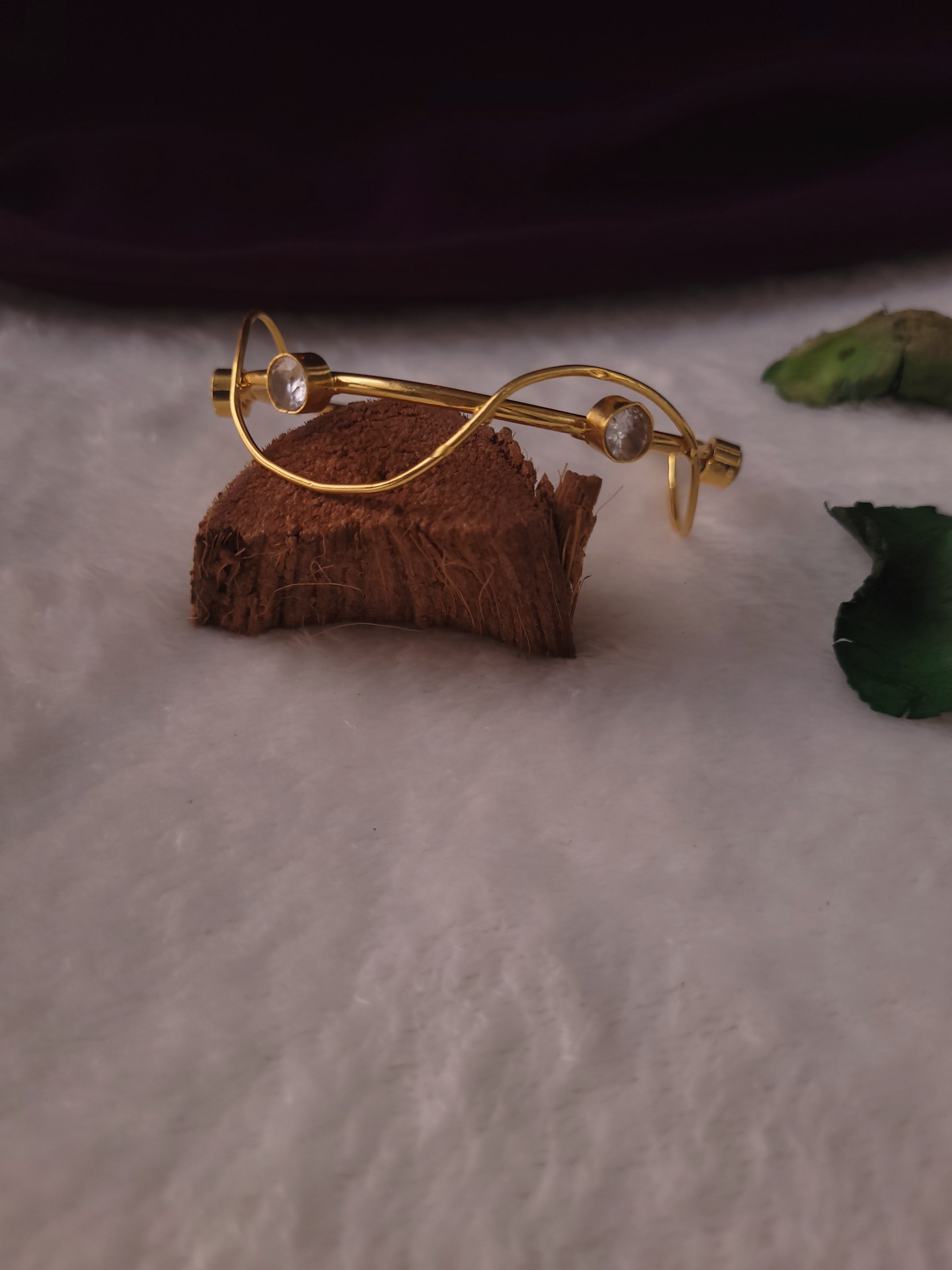 AISHWARYA- GOLDEN SPIRAL STONE BANGLE