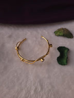 AISHWARYA- GOLDEN SPIRAL STONE BANGLE
