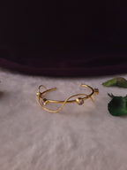 AISHWARYA- GOLDEN SPIRAL STONE BANGLE