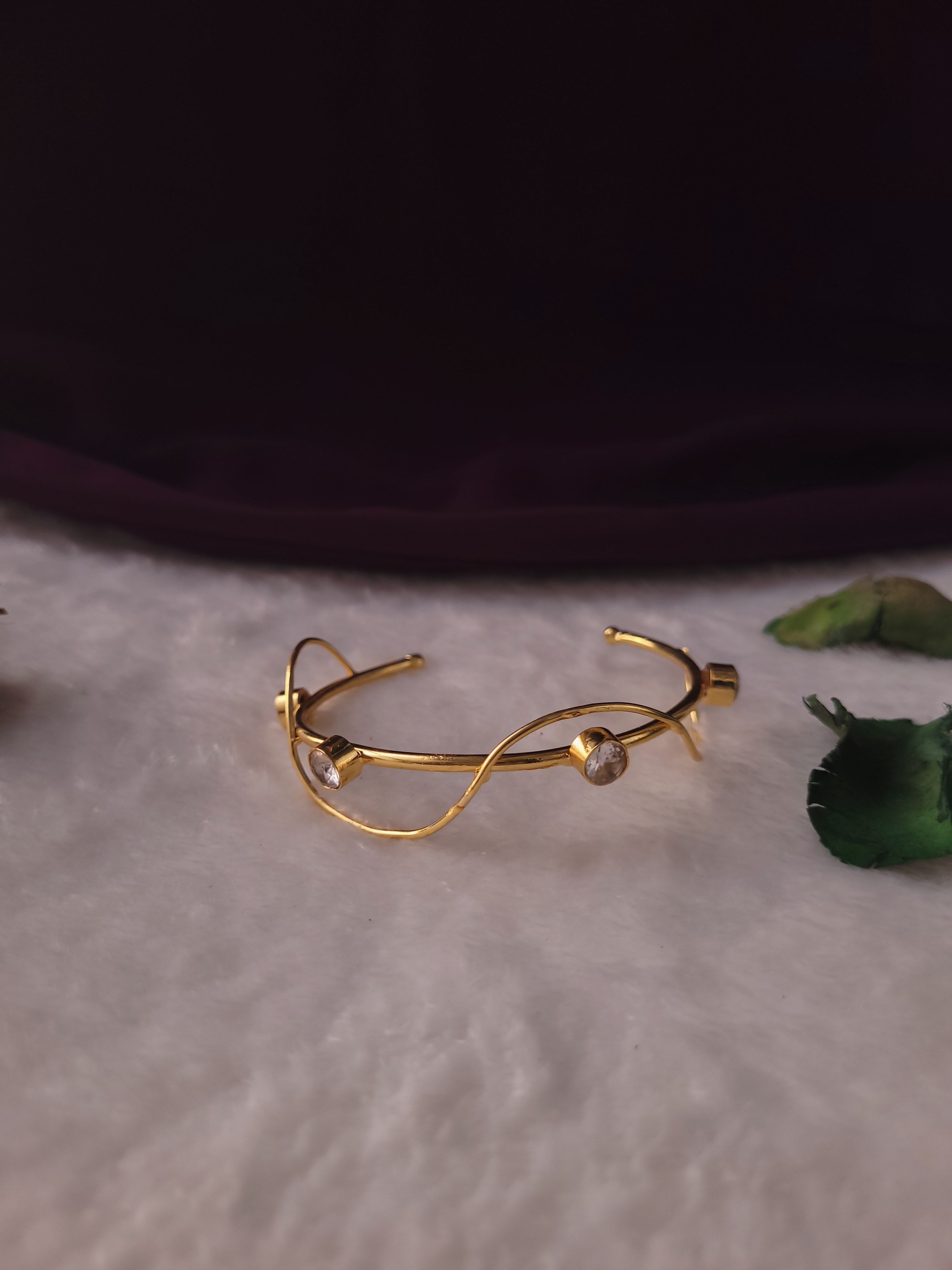 AISHWARYA- GOLDEN SPIRAL STONE BANGLE