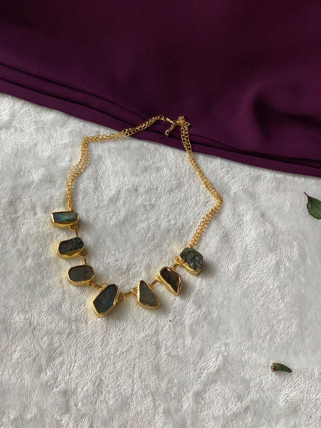 RAANIYA - GOLDEN COVERED RAWSTONE CHOKER