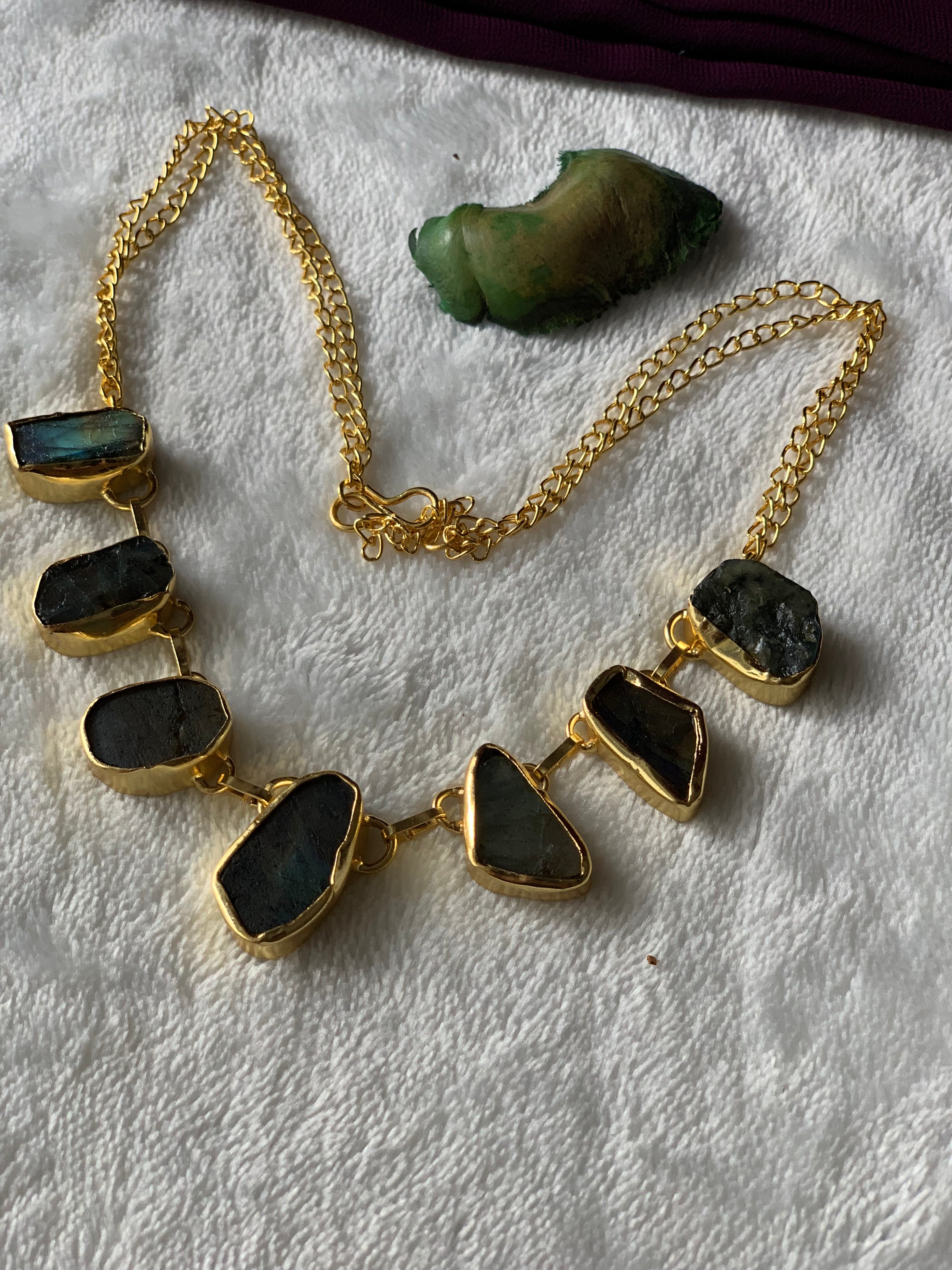 RAANIYA - GOLDEN COVERED RAWSTONE CHOKER