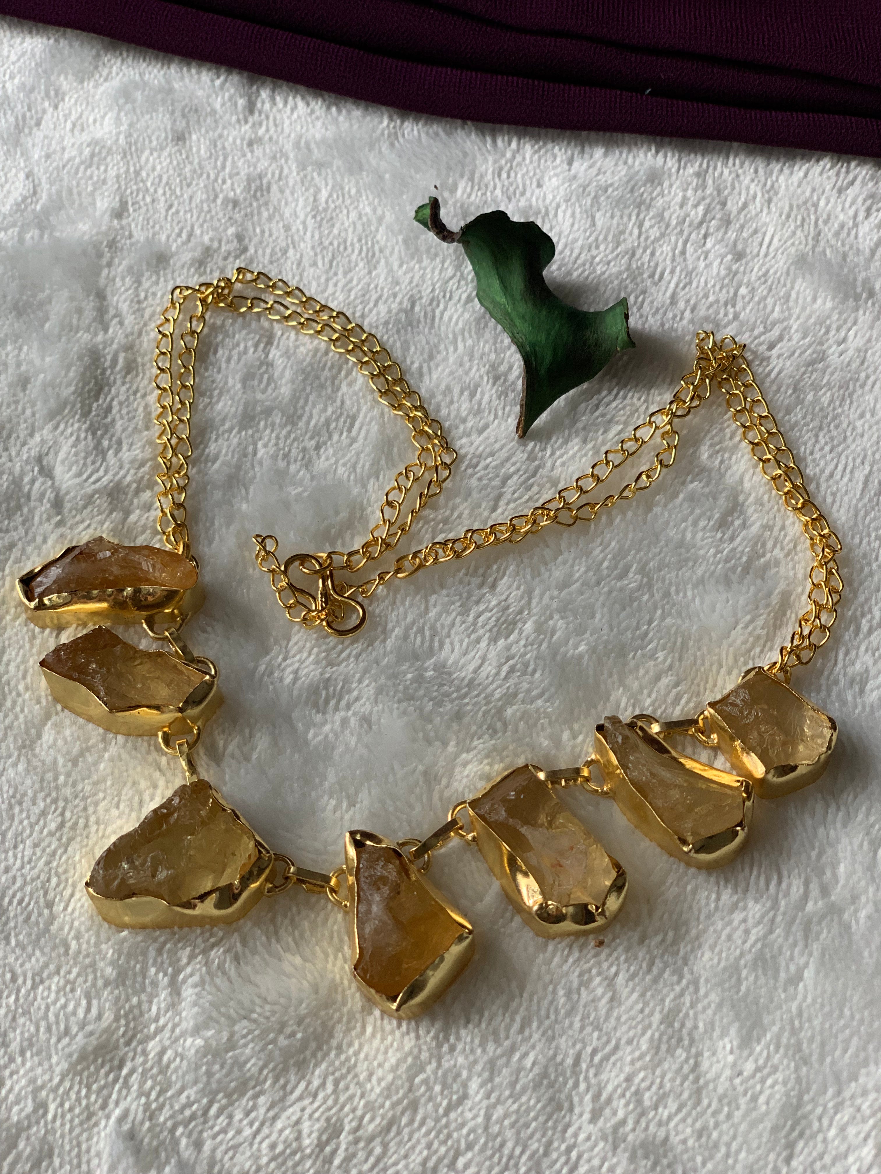 RAANIYA - GOLDEN COVERED RAWSTONE CHOKER