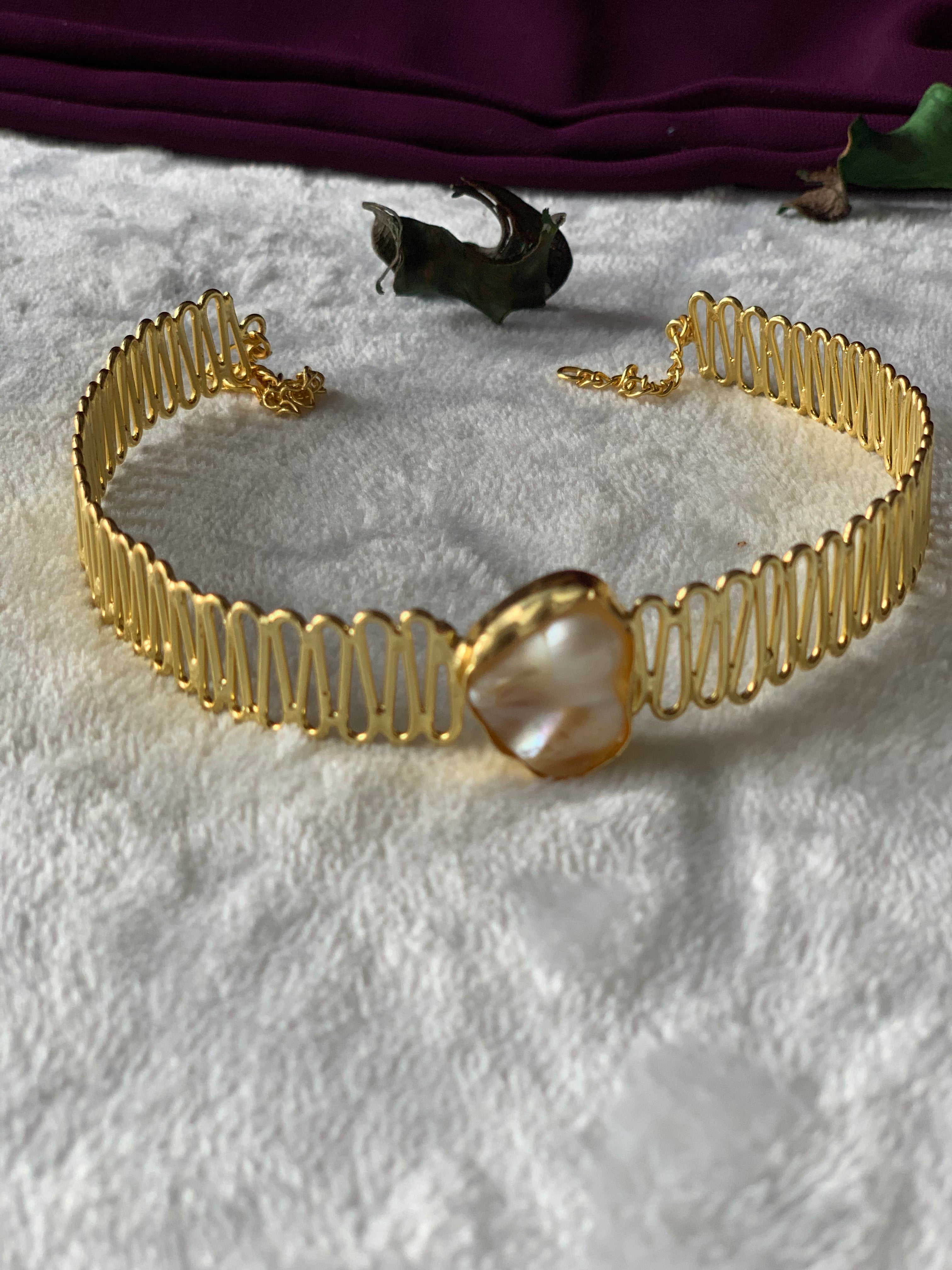 GRACE - GOLDEN CENTRE BAROQUE PEARL ZIGZAG CHOKER