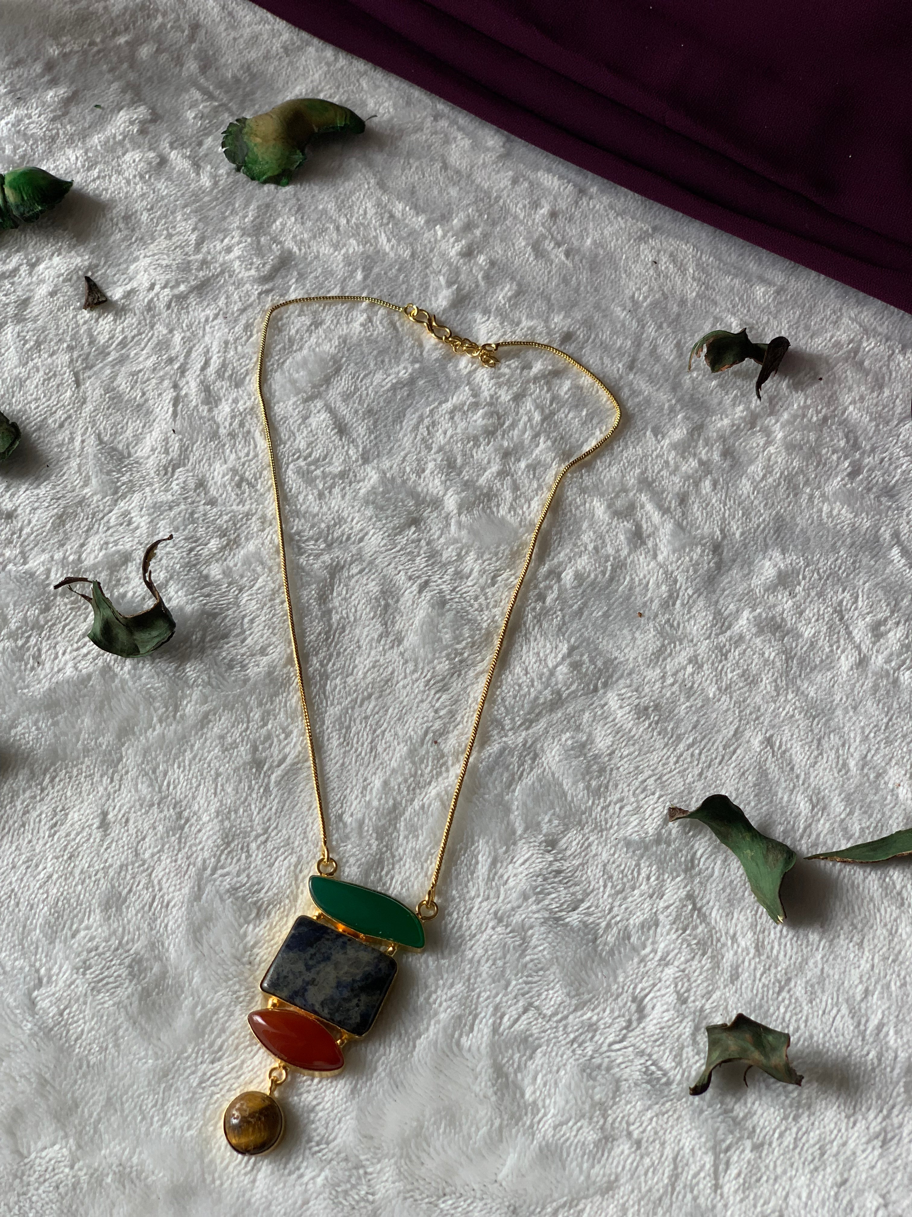 NEVAH - ASYMETRICAL MUTLISTONE PENDANT CHAIN NECKLACE