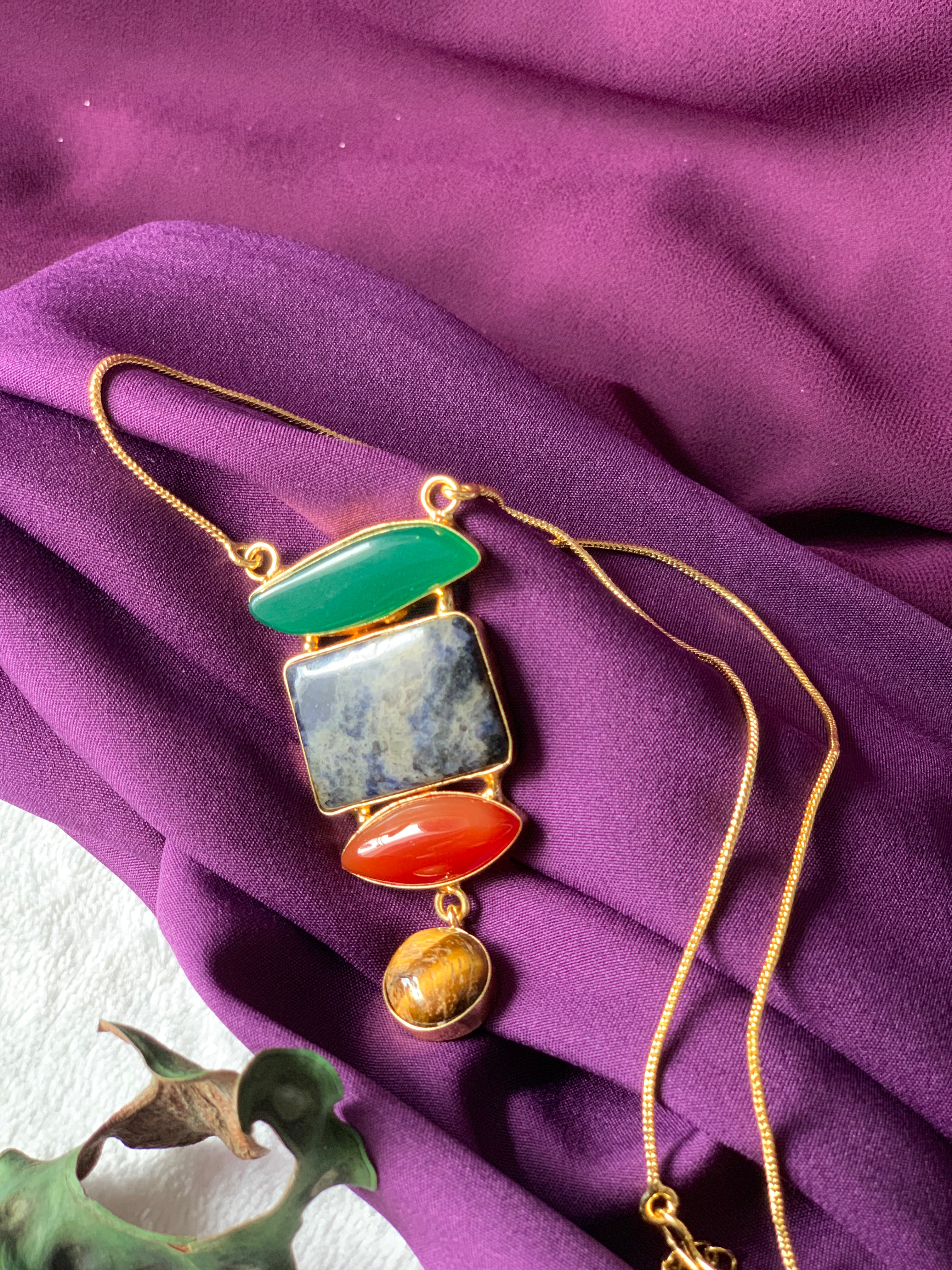 NEVAH - ASYMETRICAL MUTLISTONE PENDANT CHAIN NECKLACE
