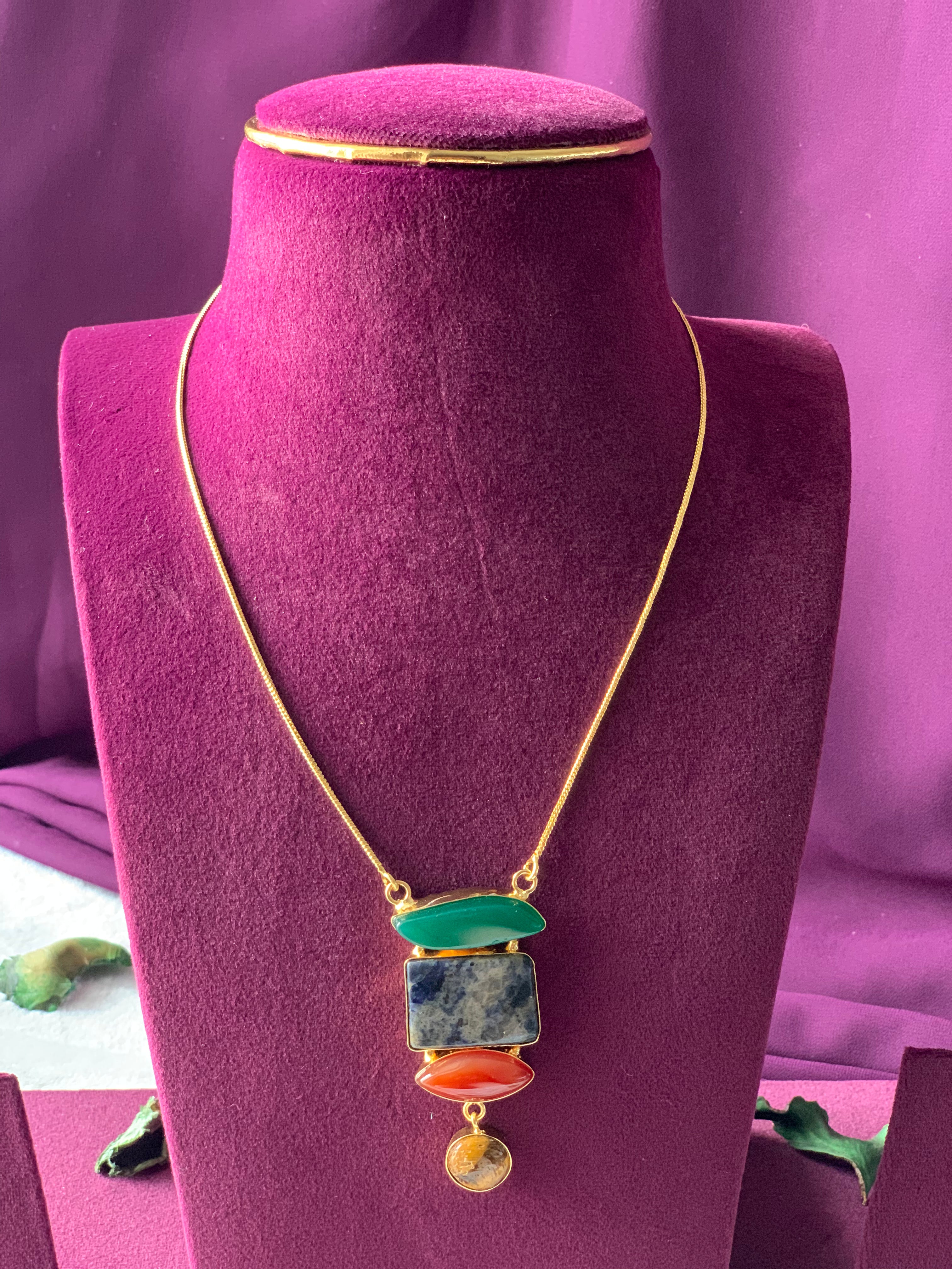 NEVAH - ASYMETRICAL MUTLISTONE PENDANT CHAIN NECKLACE