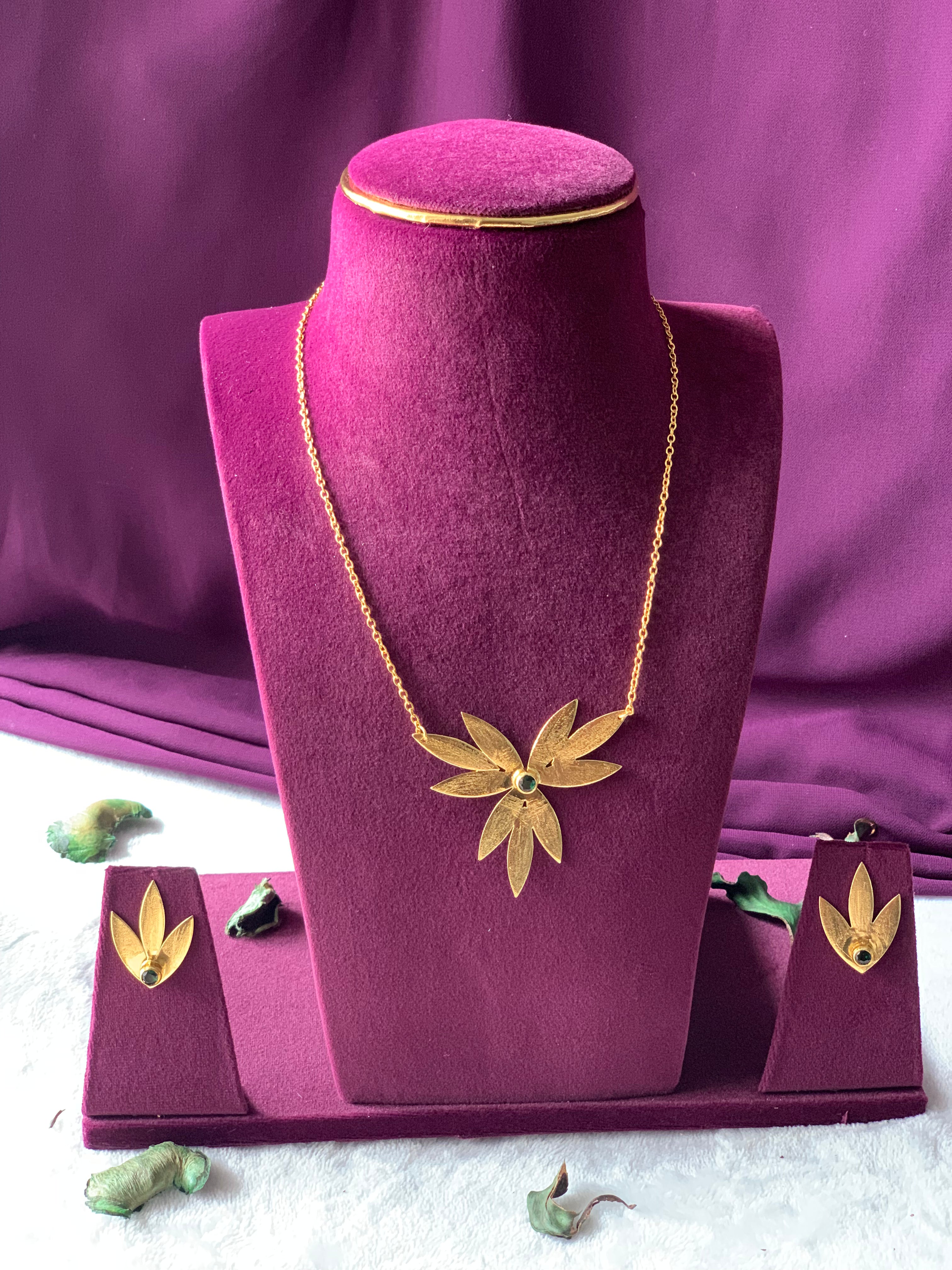 FLORITA - LEAFY FLOWER STONE NECKLACE SET