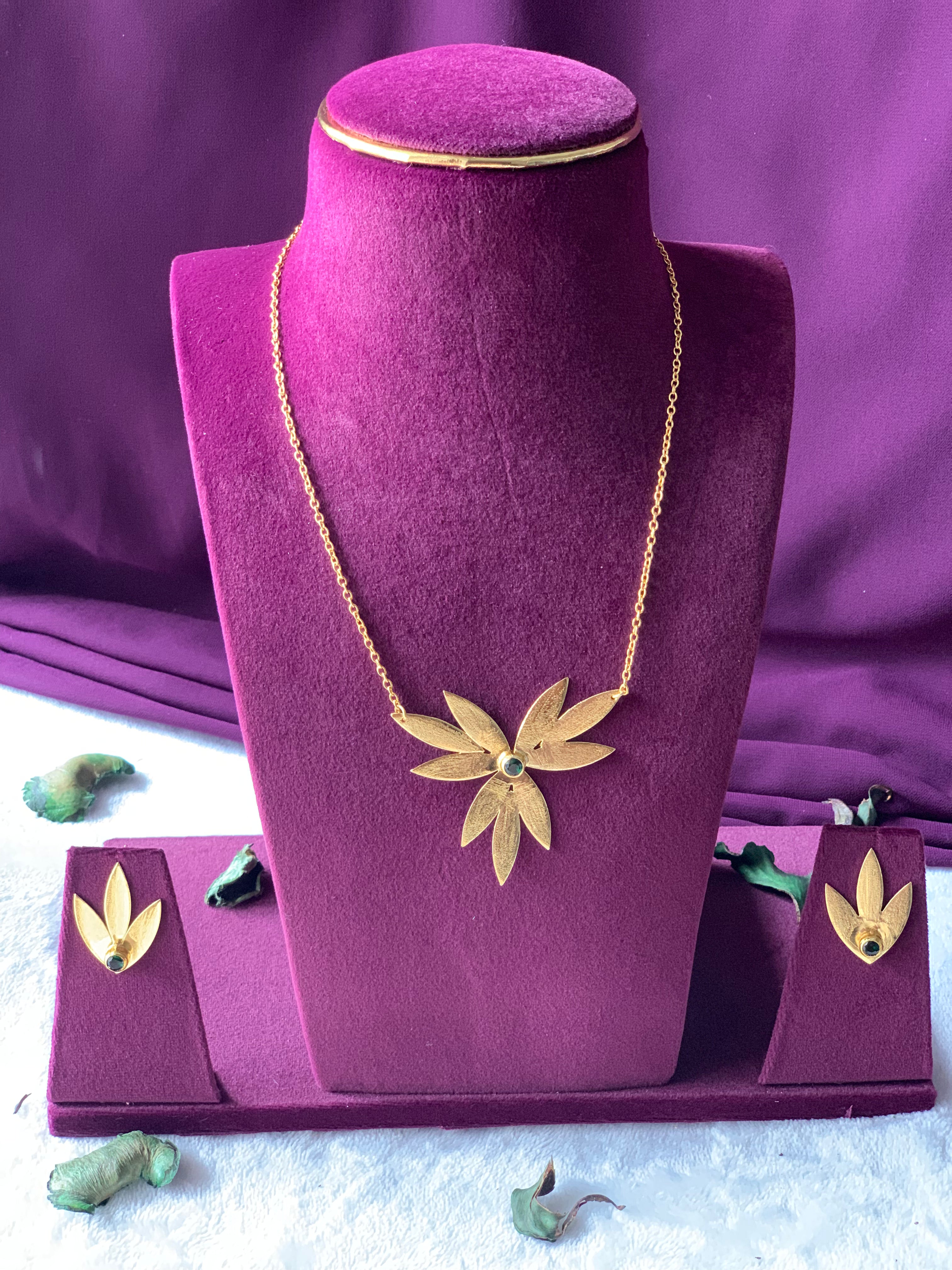 FLORITA - LEAFY FLOWER STONE NECKLACE SET