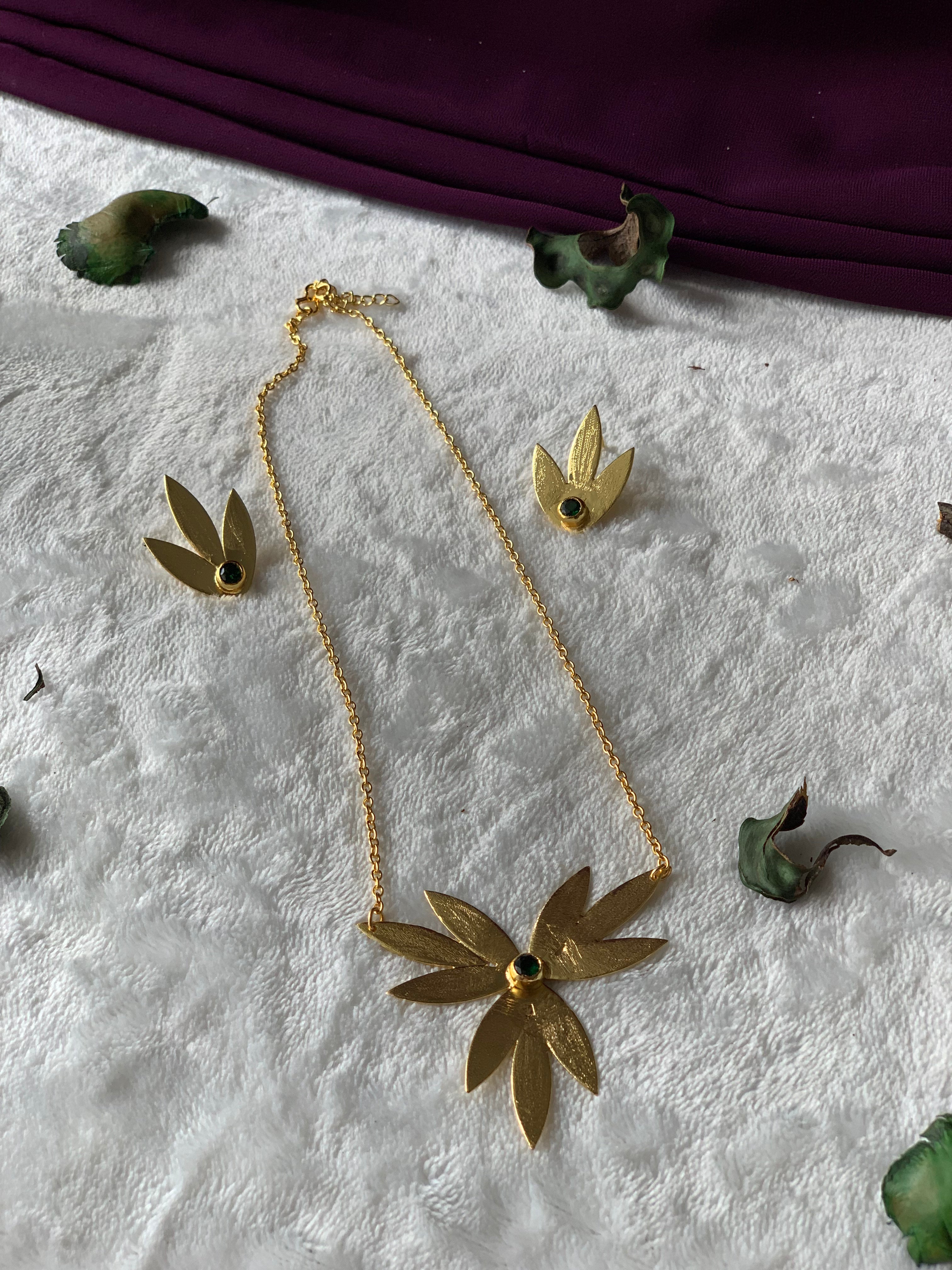 FLORITA - LEAFY FLOWER STONE NECKLACE SET