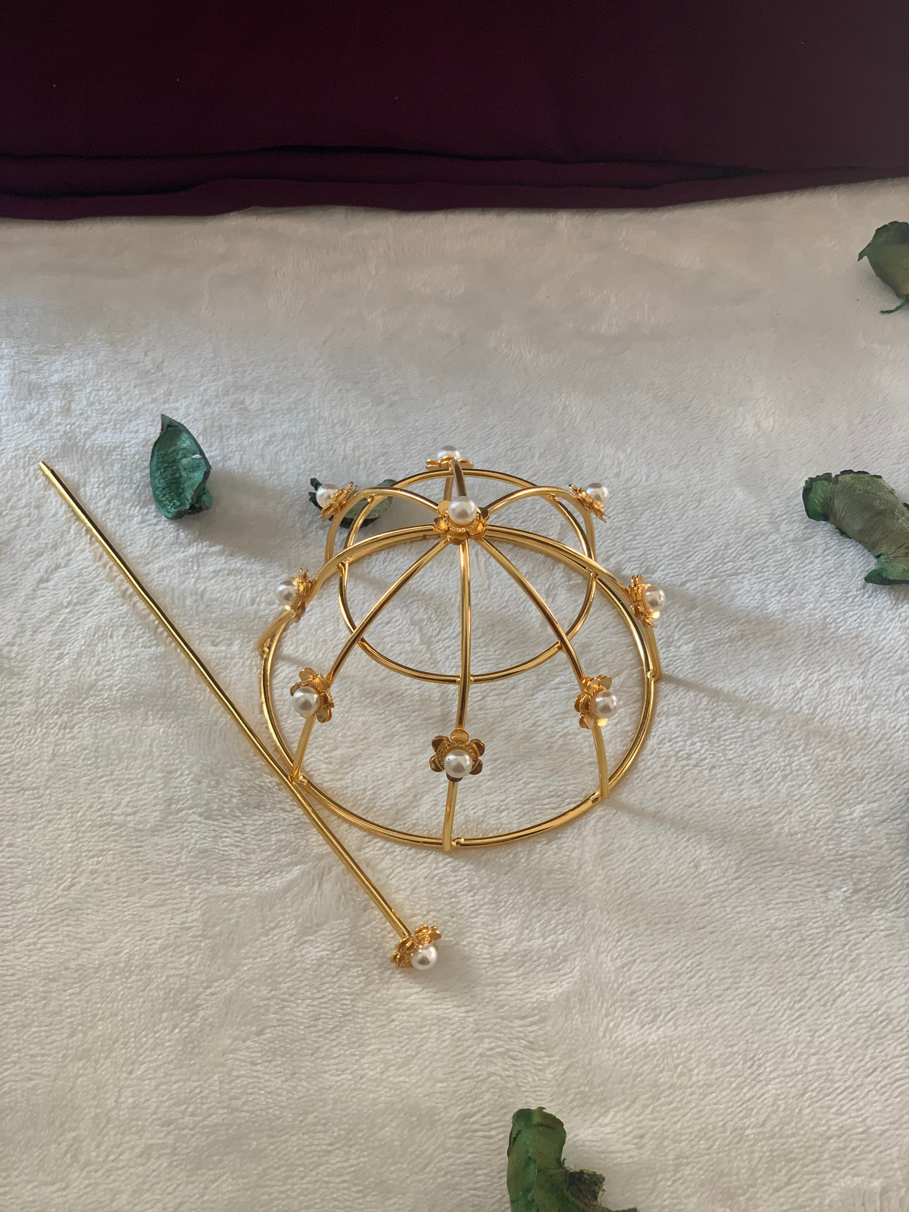 ELANTHA - GOLDEN FLOWER AND PEARL HAIR BUN