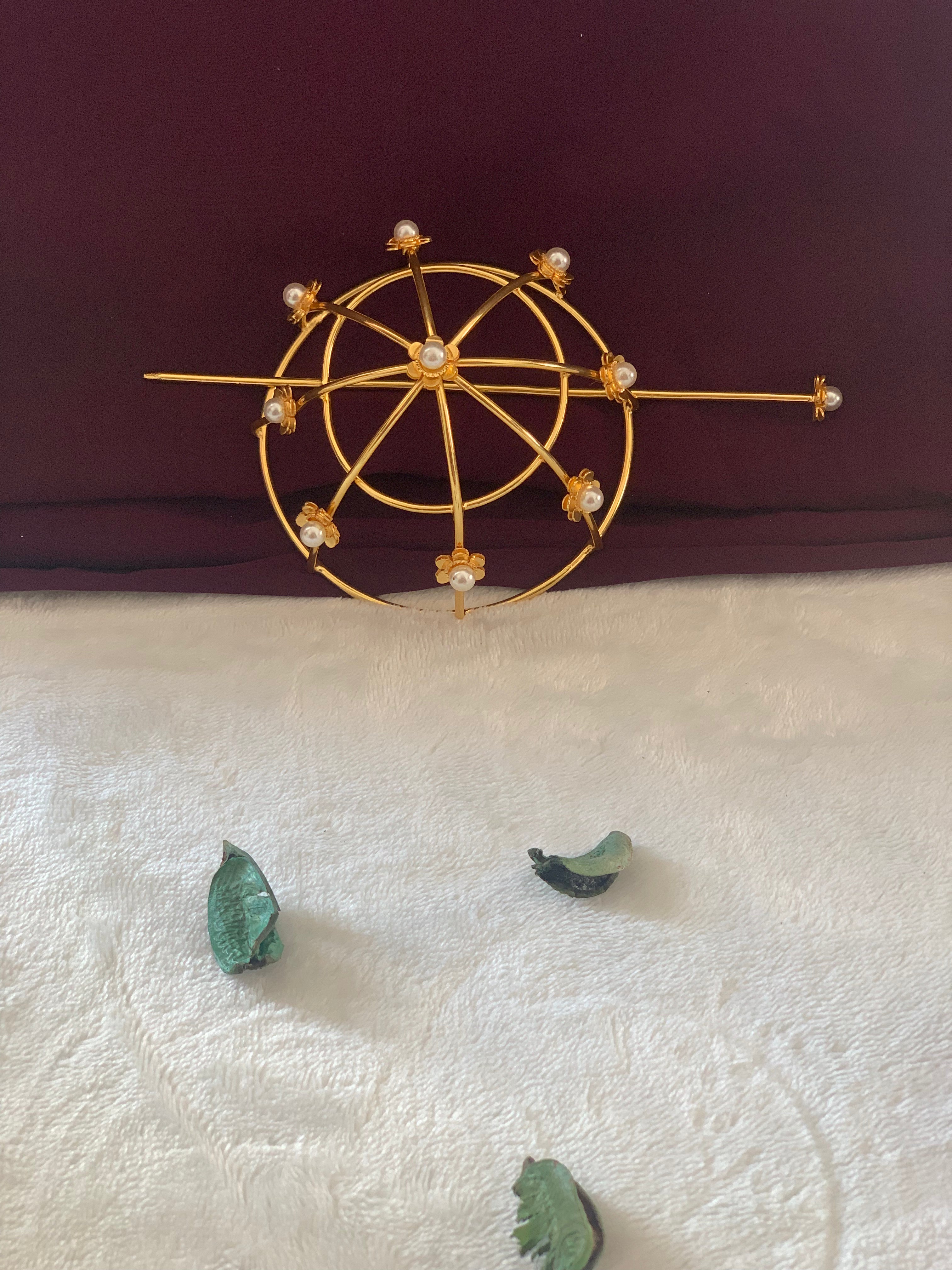 ELANTHA - GOLDEN FLOWER AND PEARL HAIR BUN