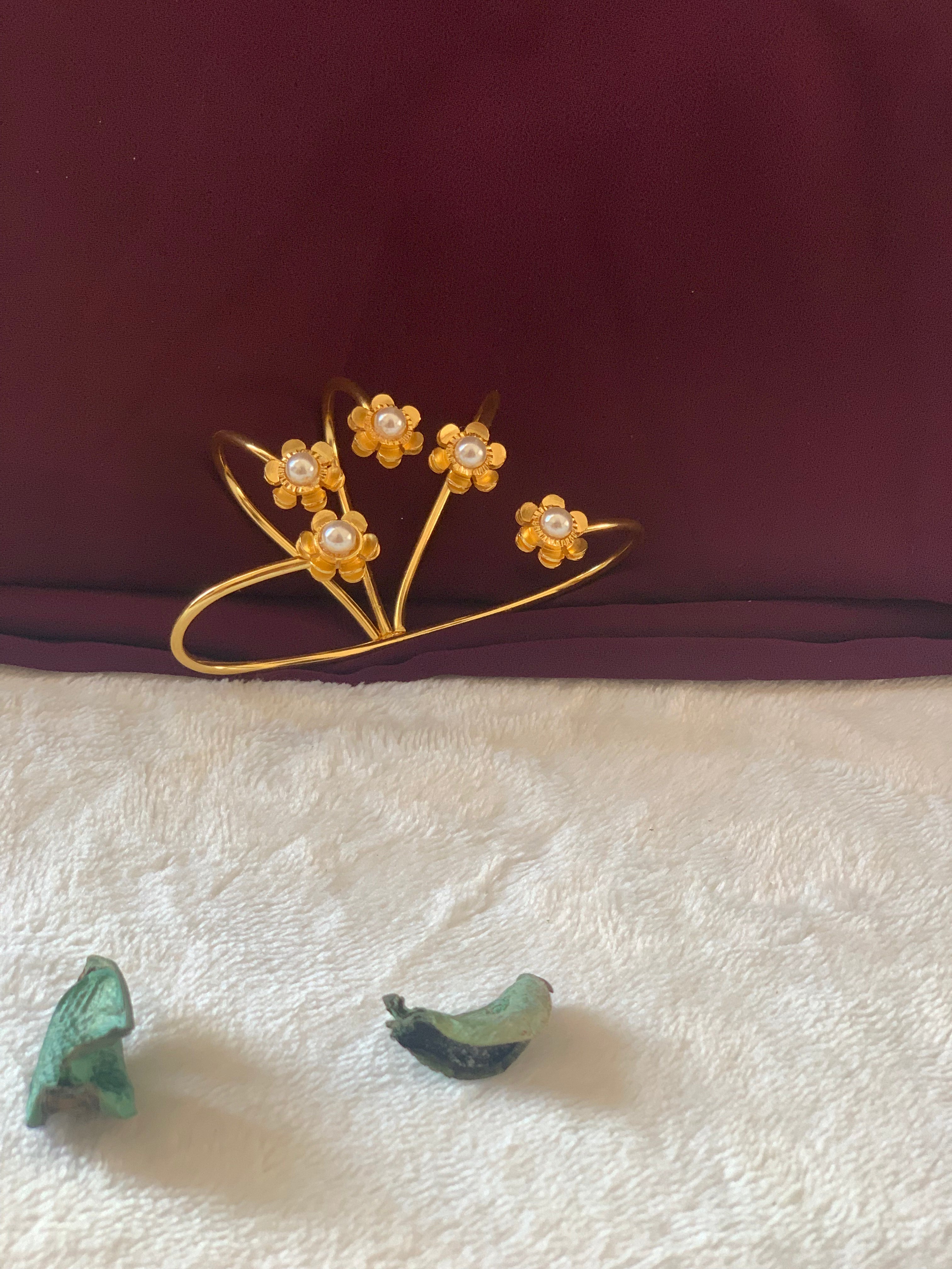 RAGINI - PEARL FLOWER STATEMENT HAND PALM CUFF