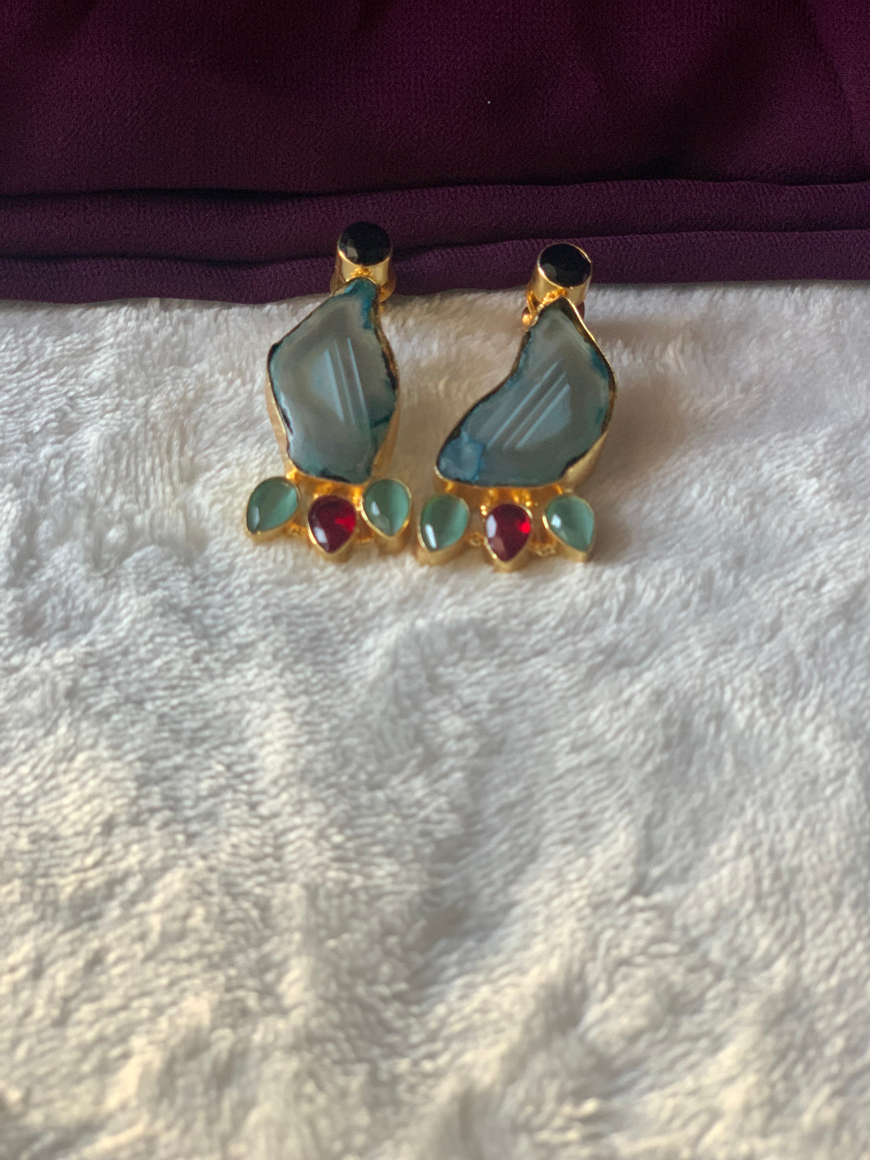 BRINDA - DYED STONE SHINY STUDS