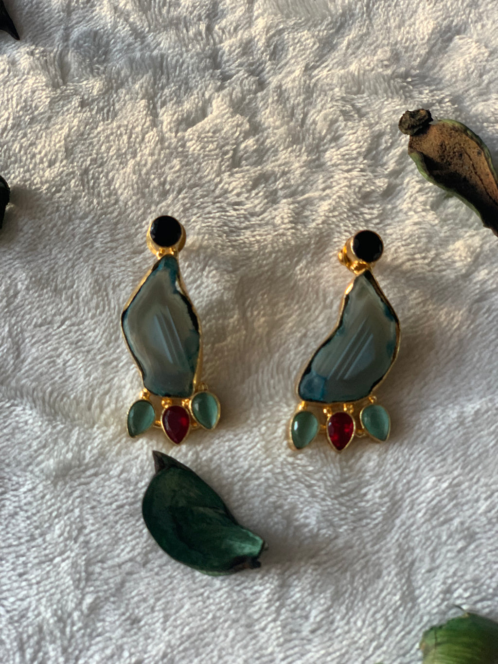 BRINDA - DYED STONE SHINY STUDS