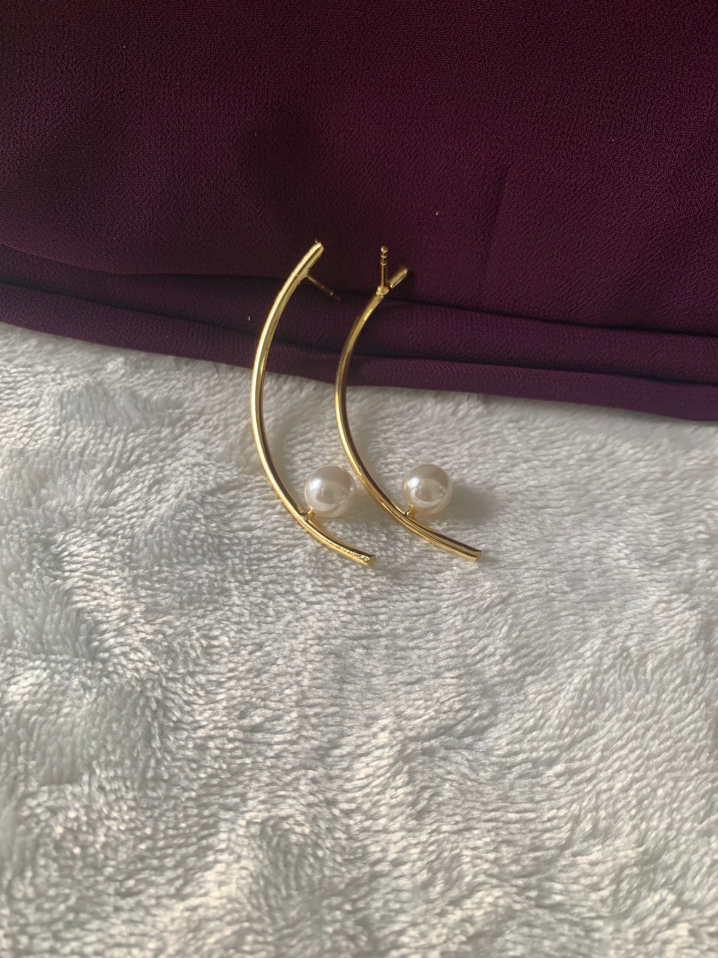 WAMIKA - GOLDEN PEARL CURVE EARRINGS