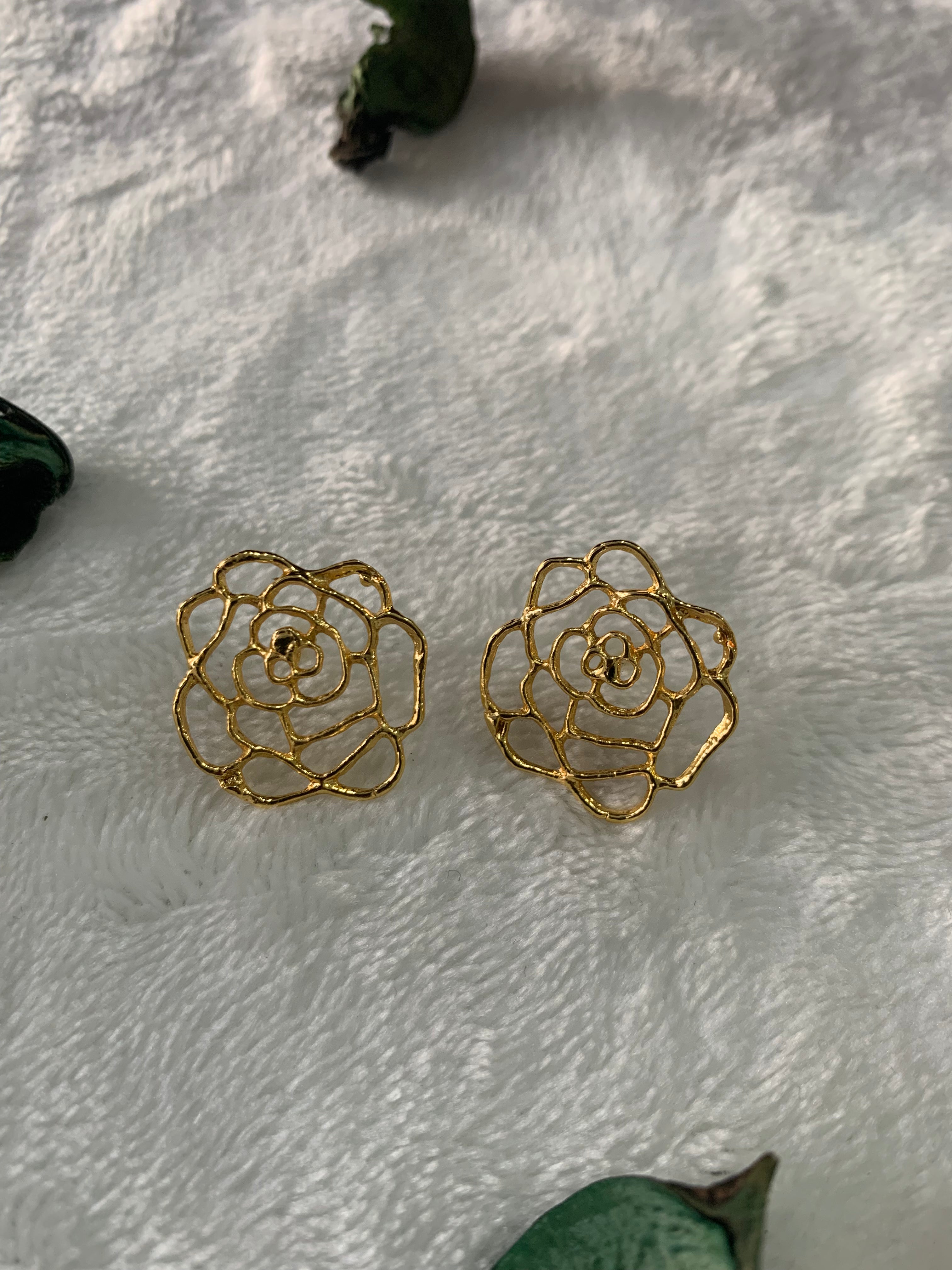 ASSTER - GOLDEN FLOWER STUD EARRINGS