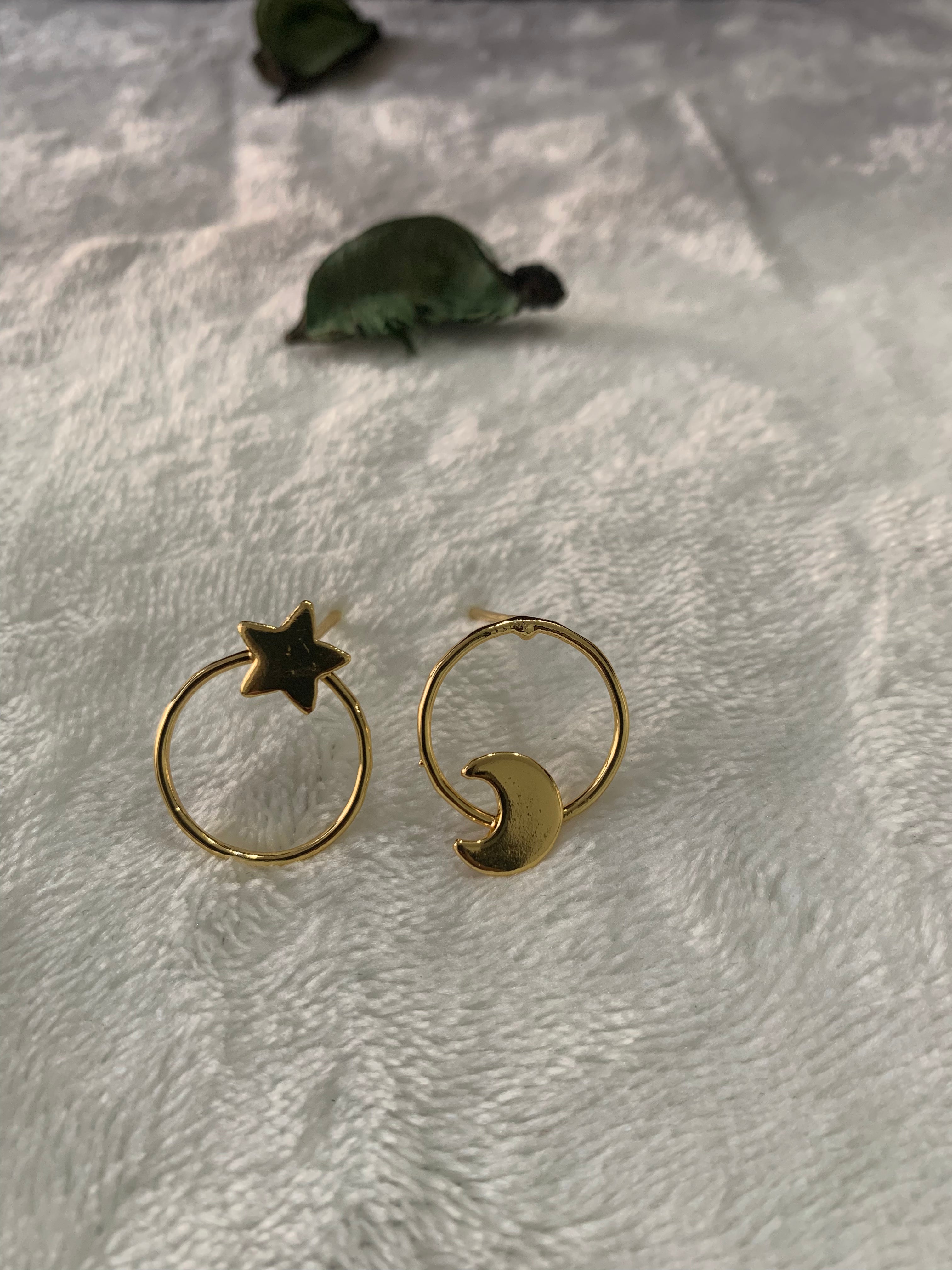SOLUNA - MOON AND STAR GOLDEN EARRINGS