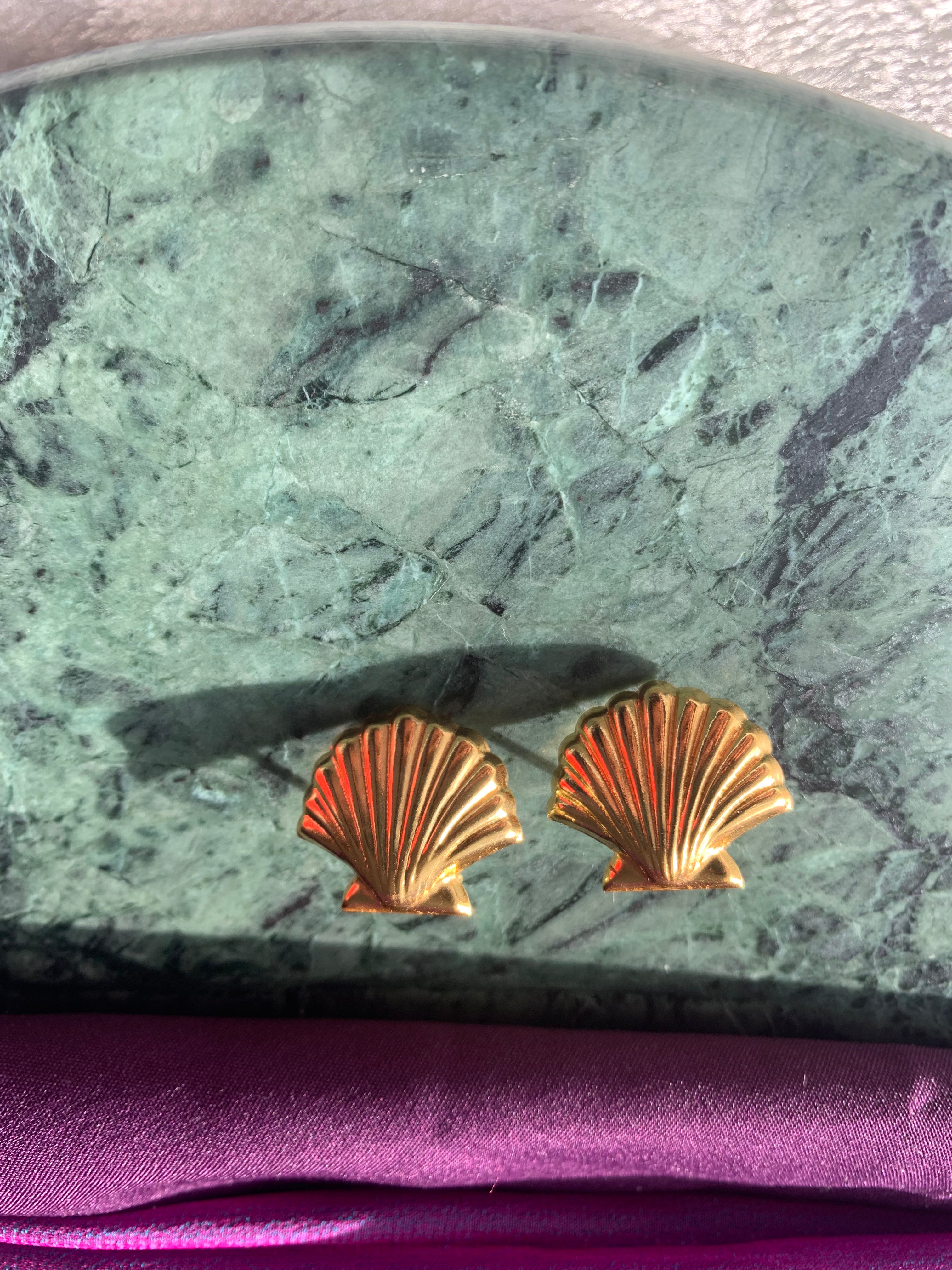 OYSTER - GOLDEN SHELL STUD EARRINGS