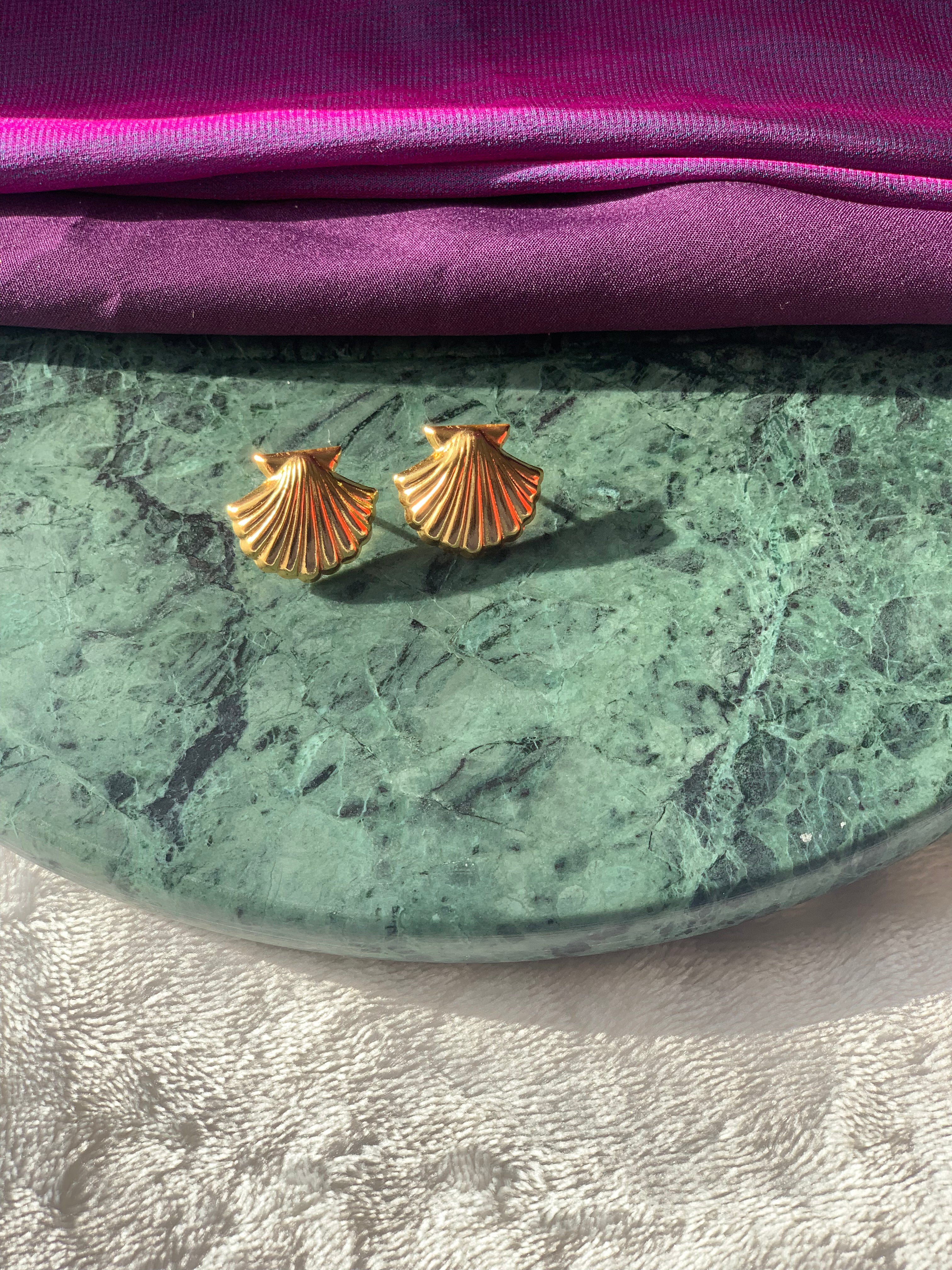 OYSTER - GOLDEN SHELL STUD EARRINGS