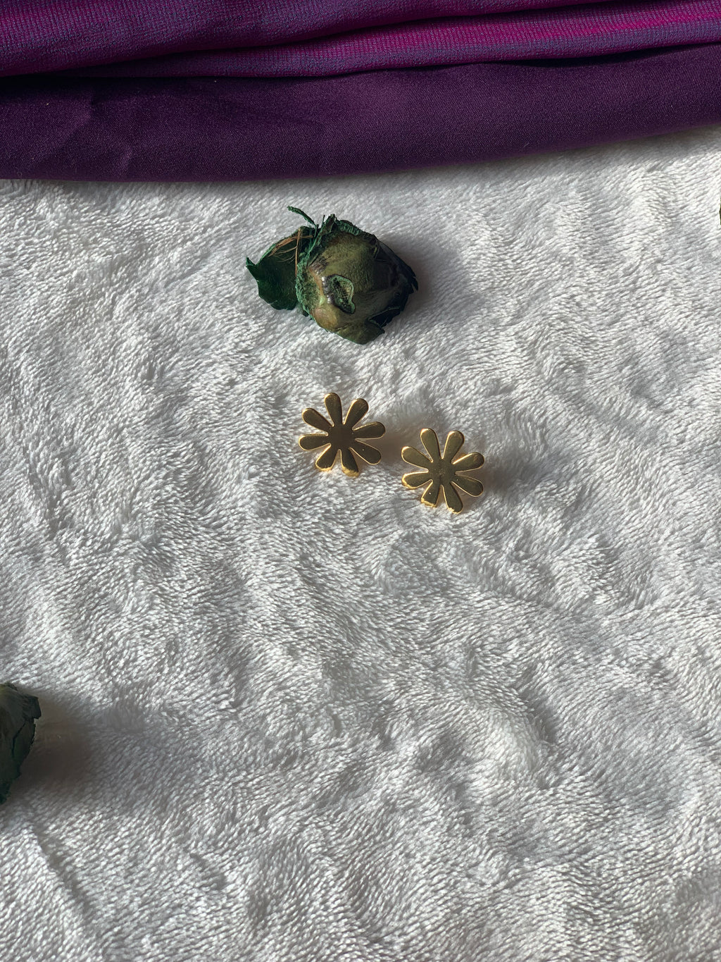 IRIS - OCTA PETALS GOLDEN STUD EARRINGS