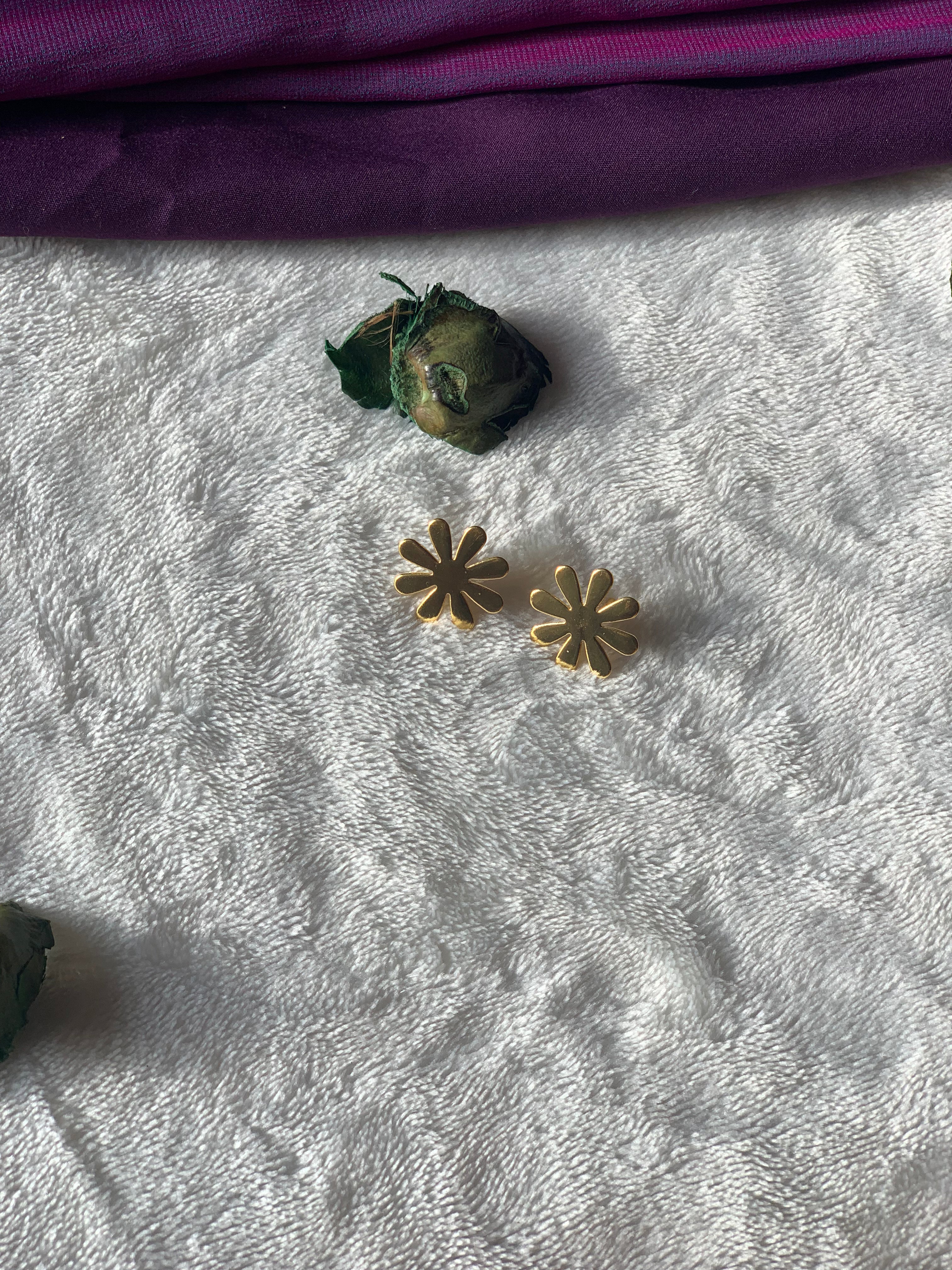 IRIS - OCTA PETALS GOLDEN STUD EARRINGS