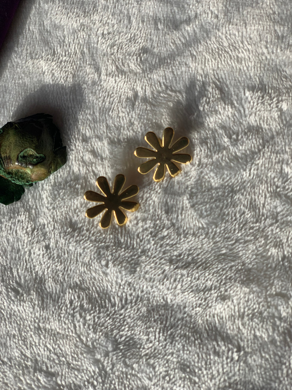 IRIS - OCTA PETALS GOLDEN STUD EARRINGS