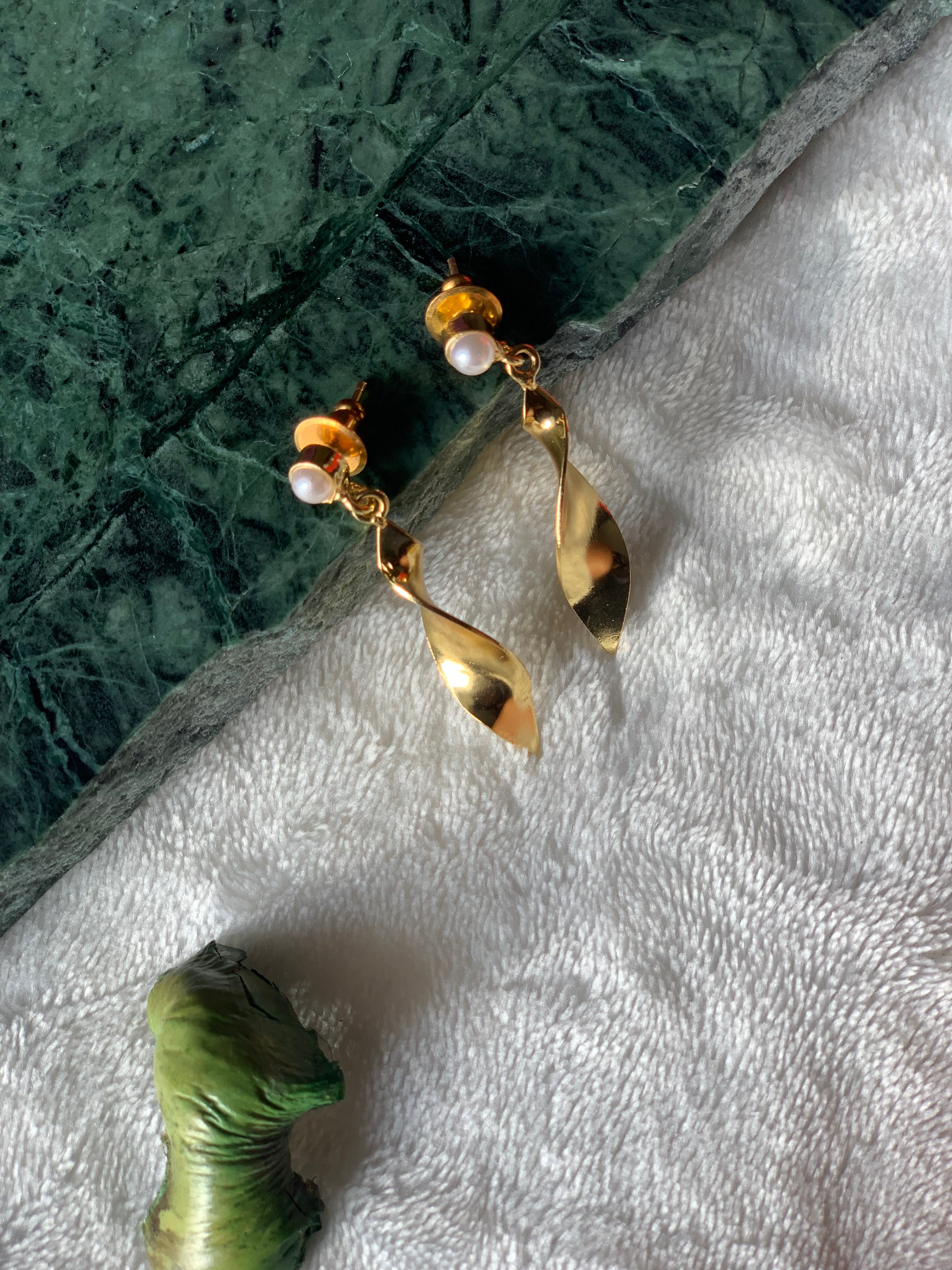 PURVA - PEARL TWIST GOLDEN EARRING