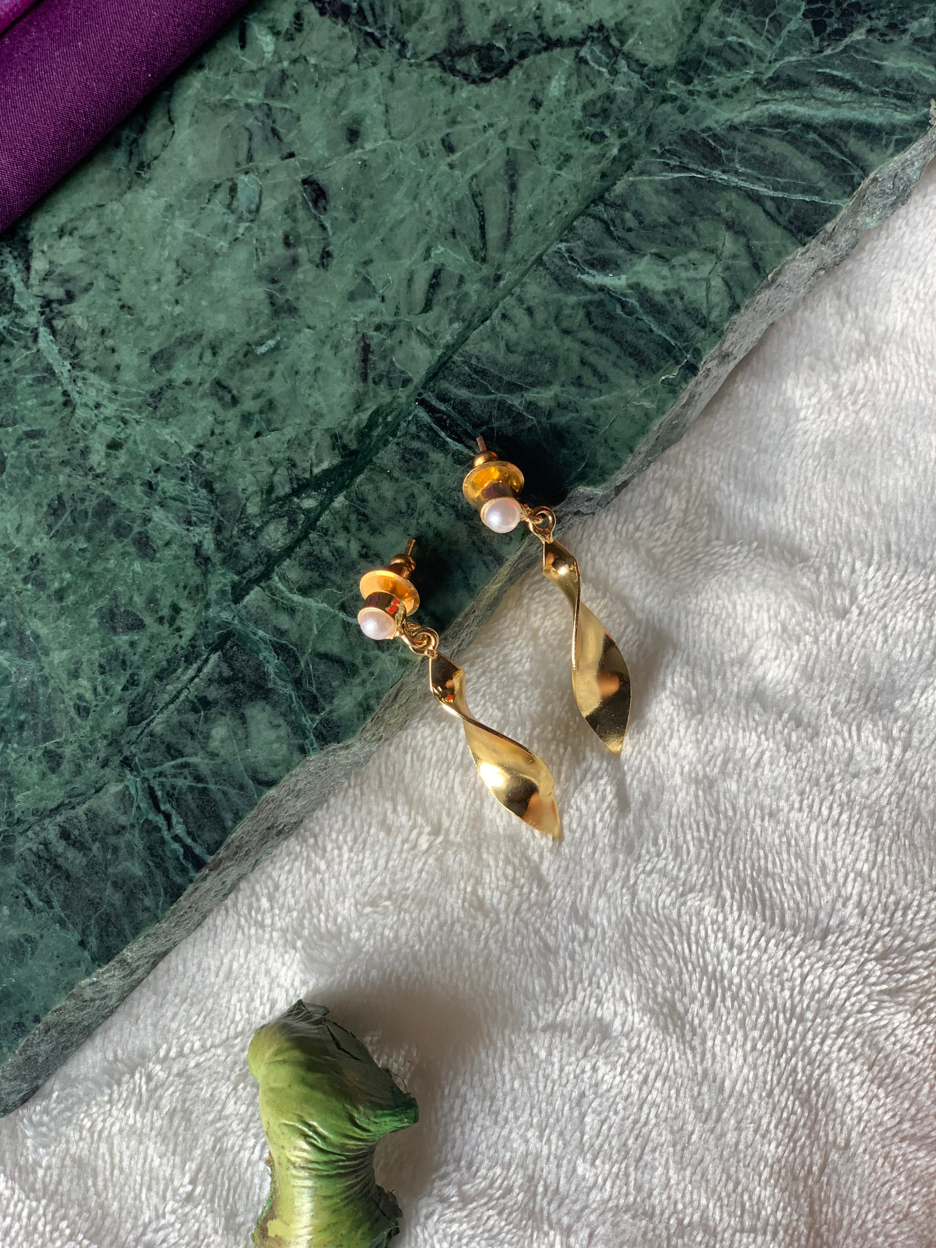 PURVA - PEARL TWIST GOLDEN EARRING
