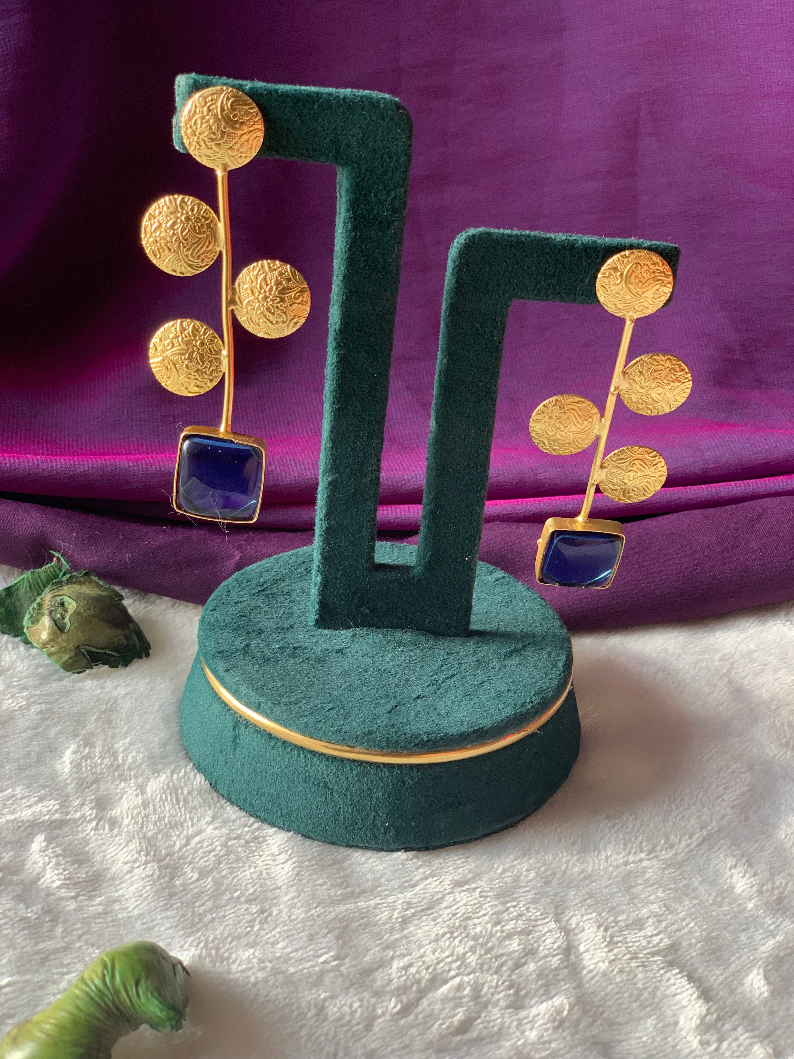 UMA - GOLDEN TEXTURED COIN WITH STONE STUD EARRINGS