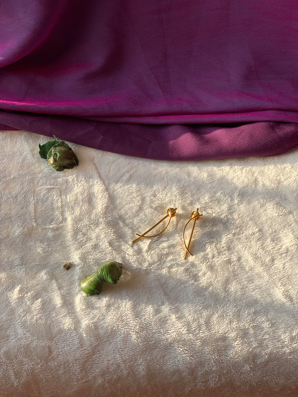 ROSHNI - GOLDEN REVERSE D STUD EARRINGS