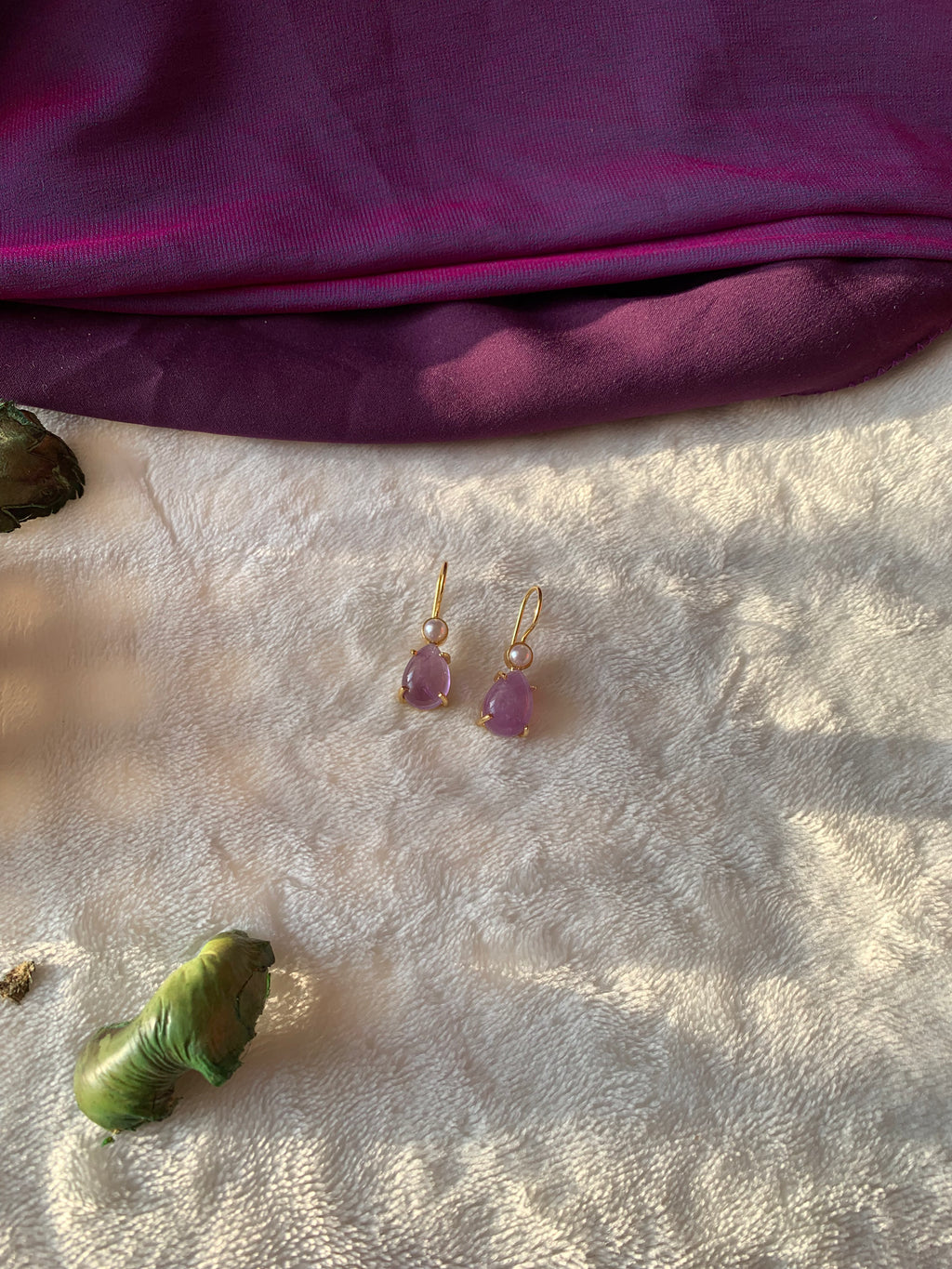 IZZA - PEARL AND RAW SEMIPRECIOUS STONE DROP EARRINGS