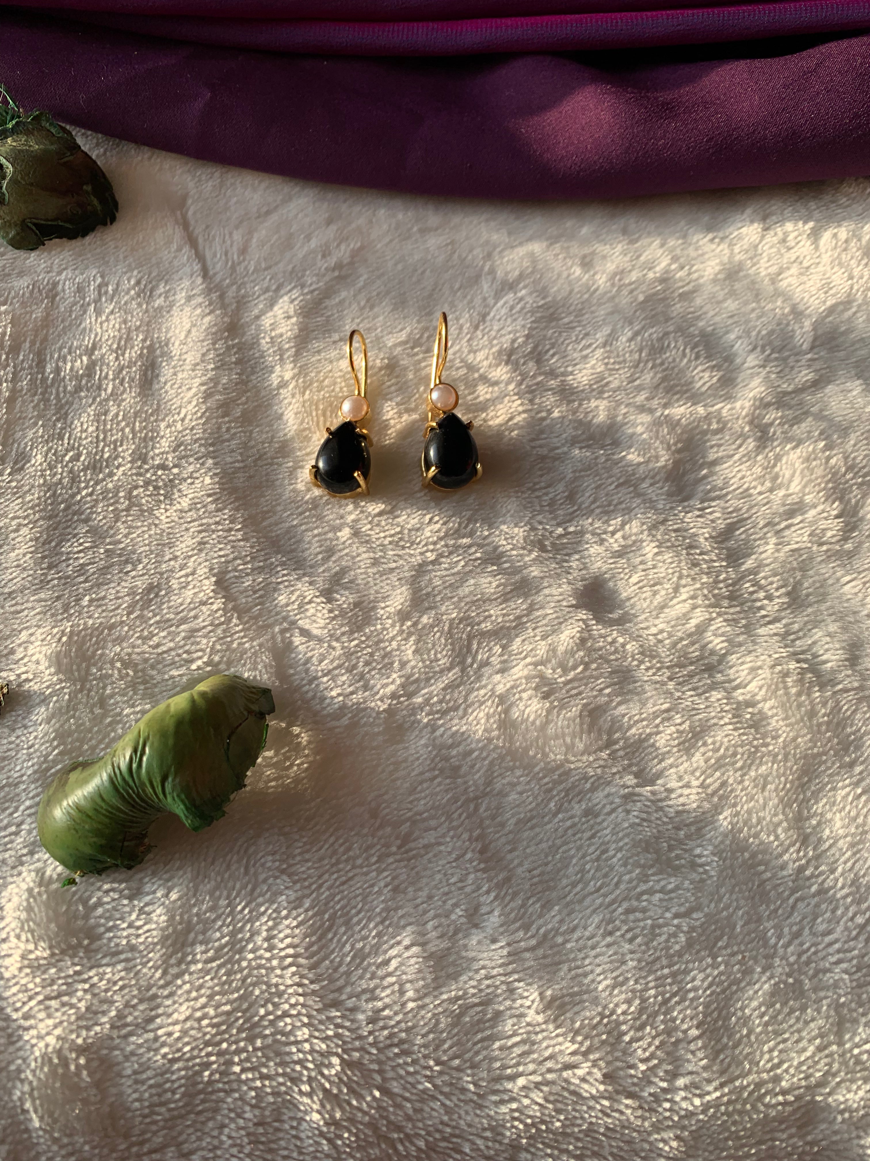 IZZA - PEARL AND RAW SEMIPRECIOUS STONE DROP EARRINGS