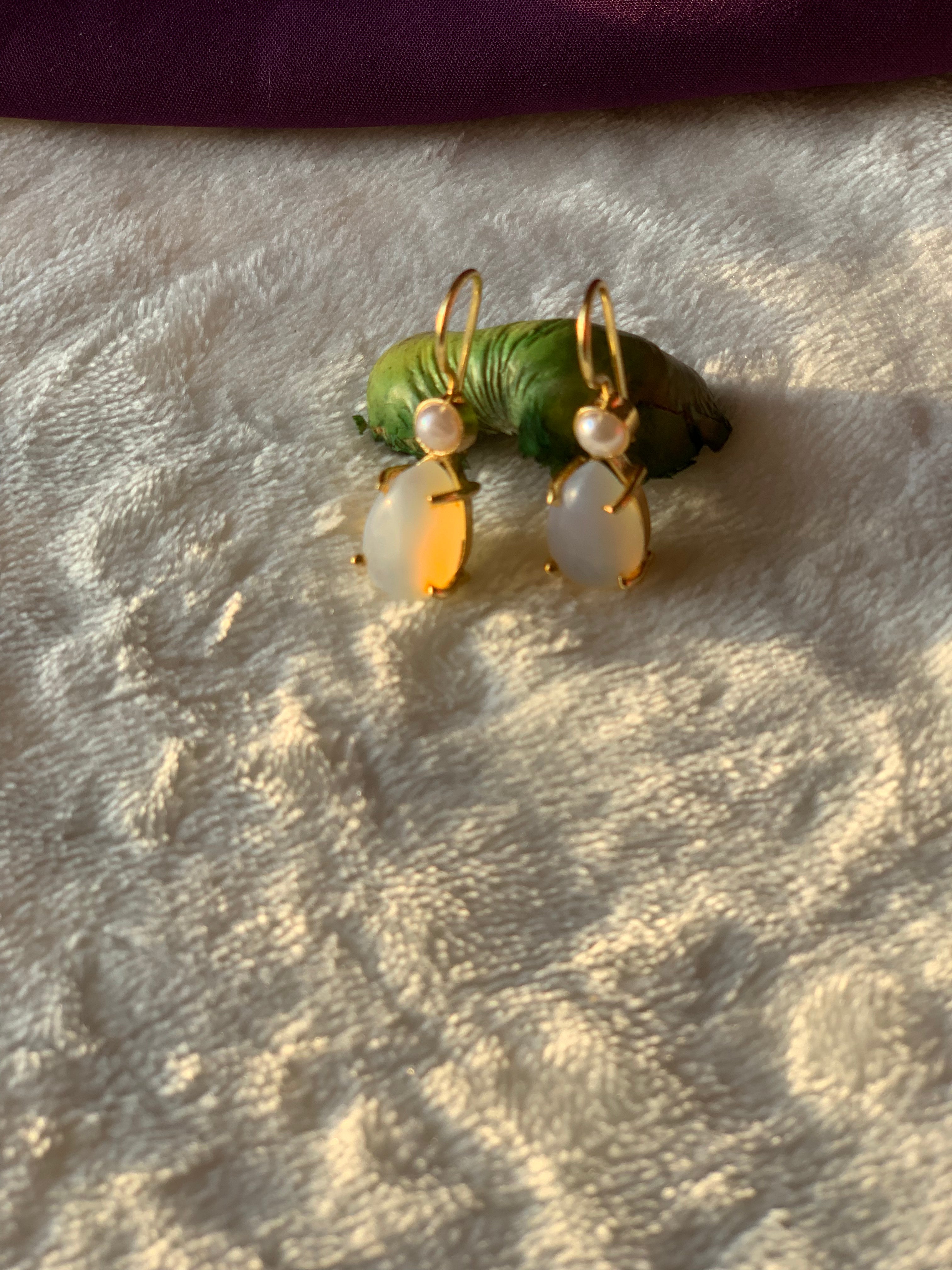 IZZA - PEARL AND RAW SEMIPRECIOUS STONE DROP EARRINGS