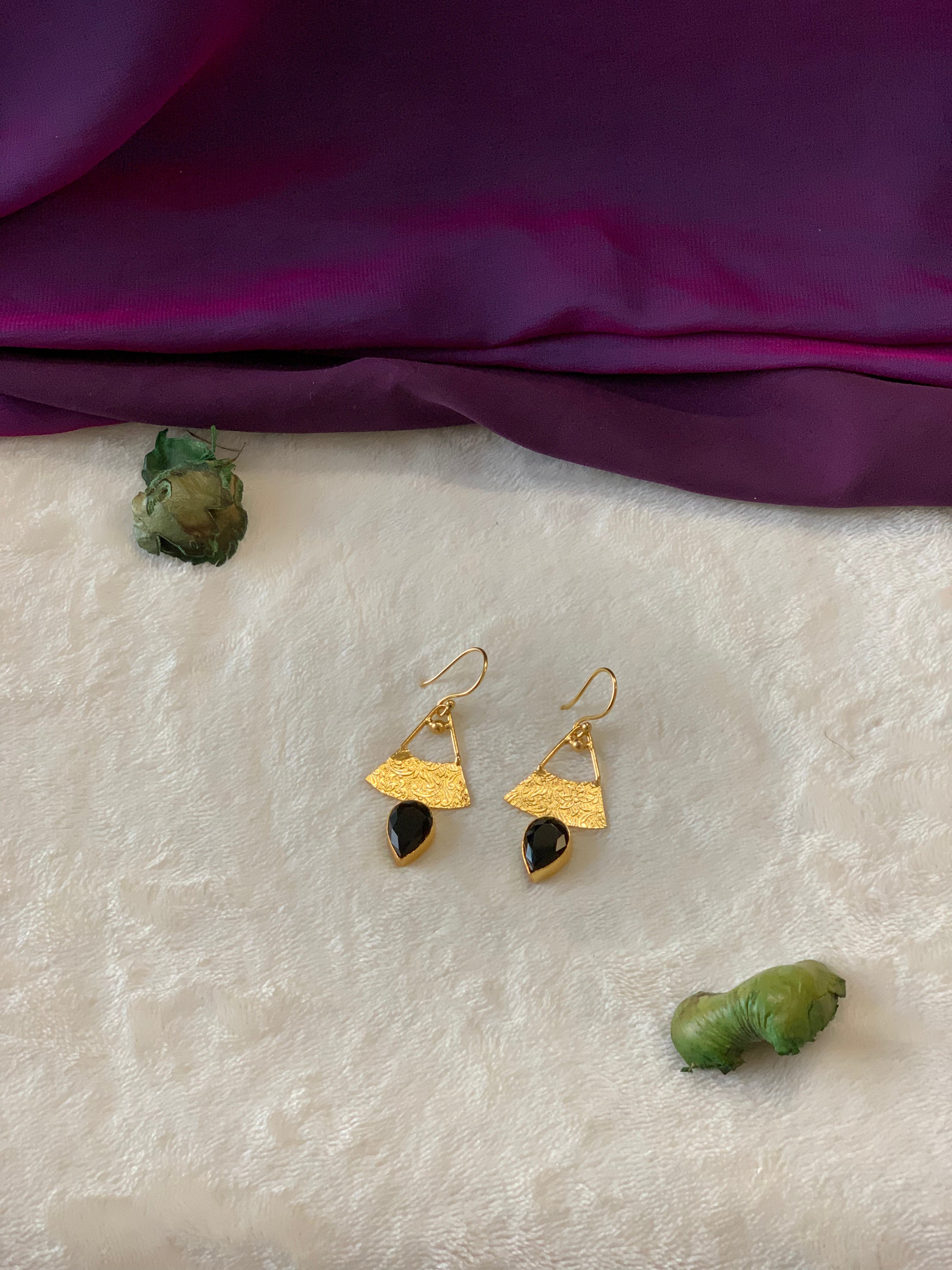 AYRA - GOLDEN TRIANGLE SOLO STONE EARRINGS