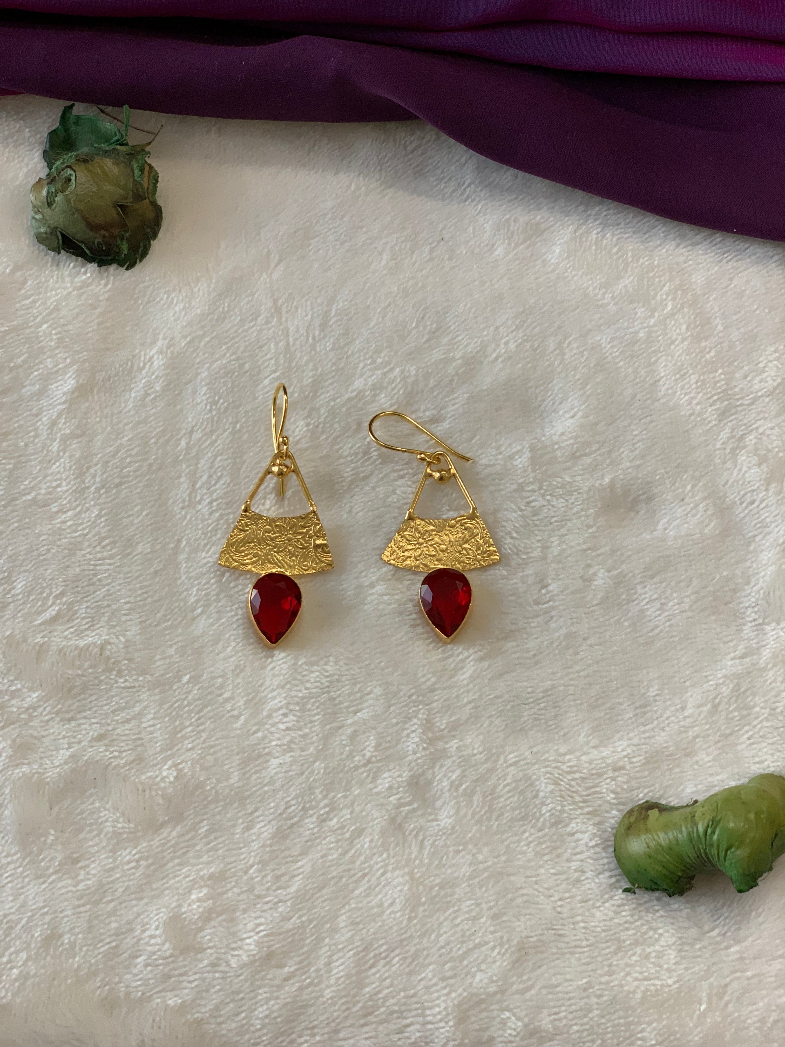 AYRA - GOLDEN TRIANGLE SOLO STONE EARRINGS