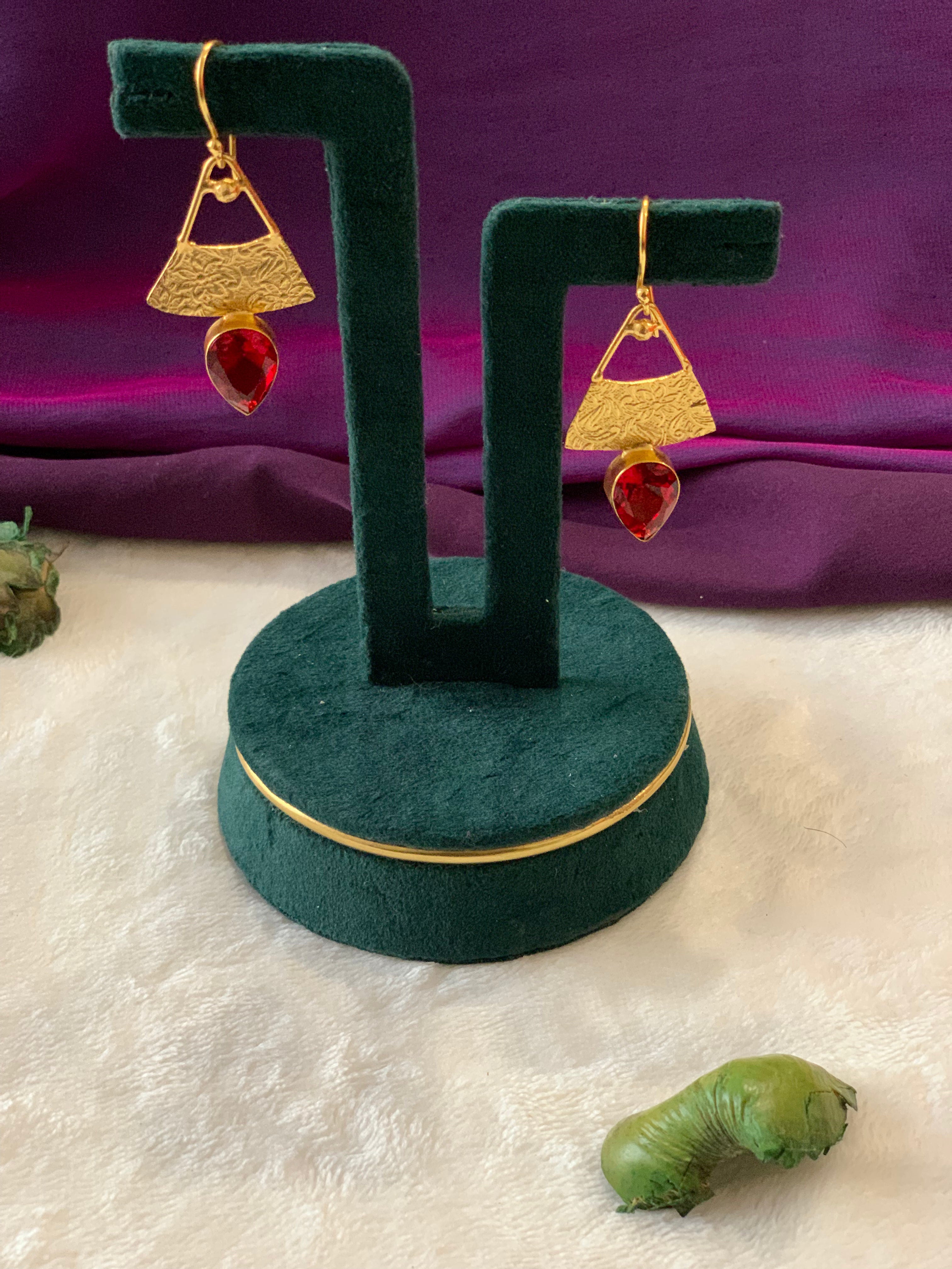 AYRA - GOLDEN TRIANGLE SOLO STONE EARRINGS