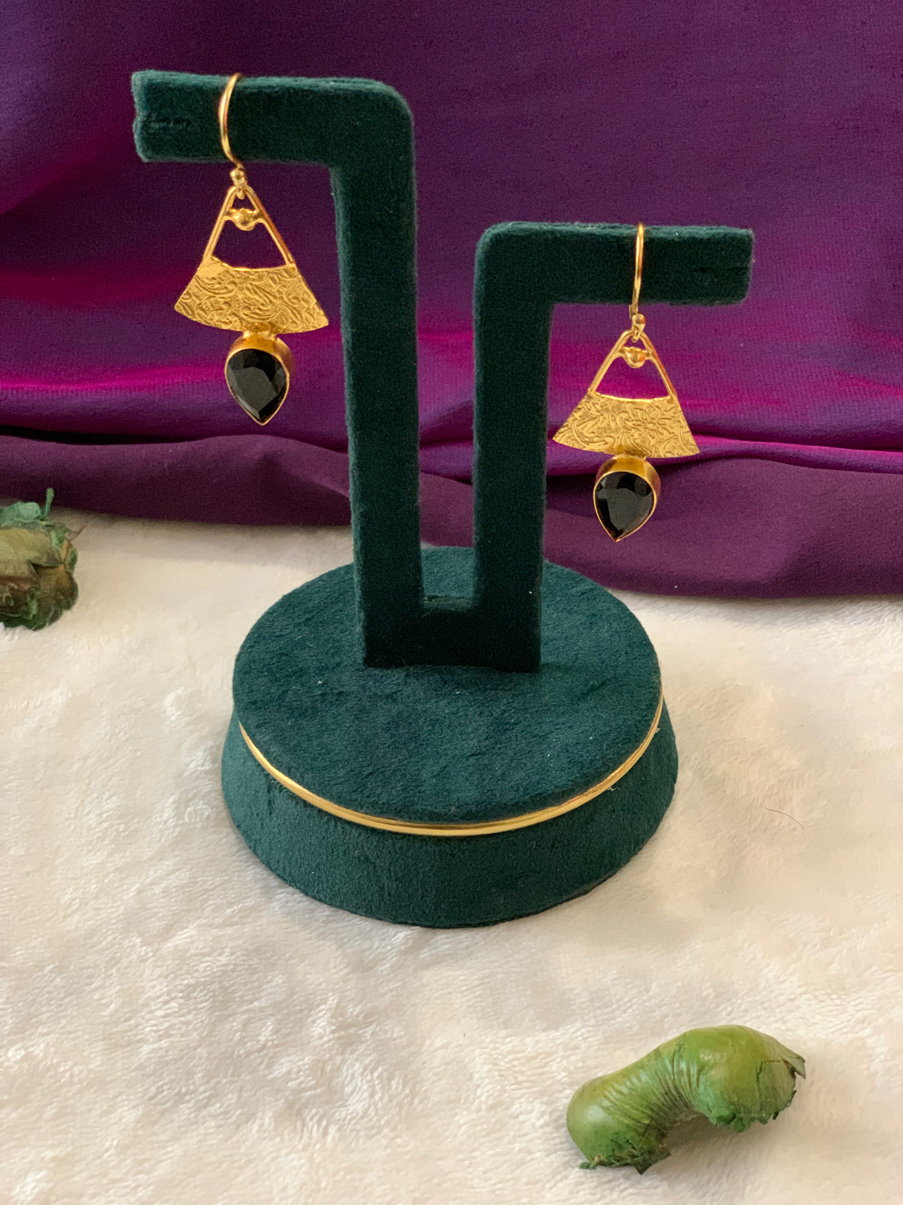AYRA - GOLDEN TRIANGLE SOLO STONE EARRINGS
