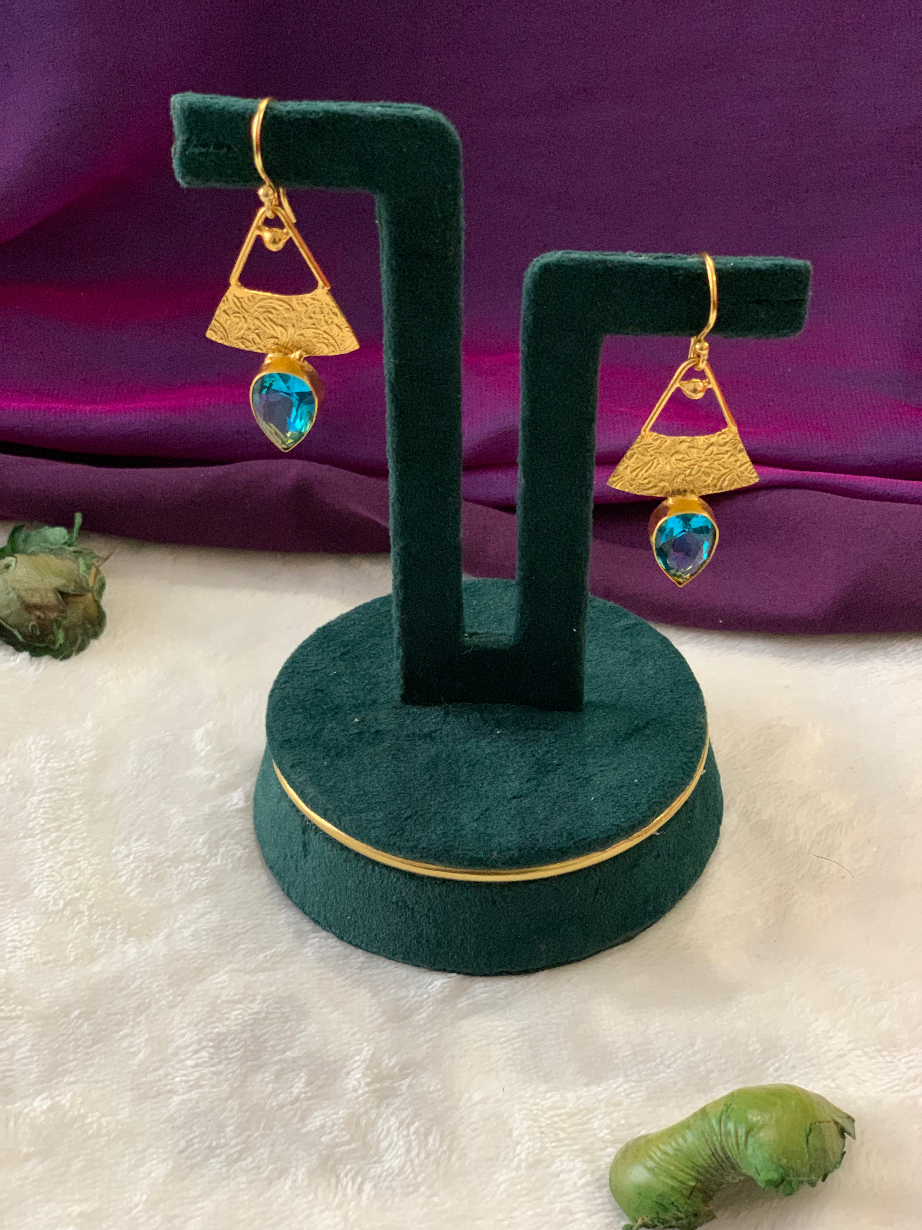 AYRA - GOLDEN TRIANGLE SOLO STONE EARRINGS