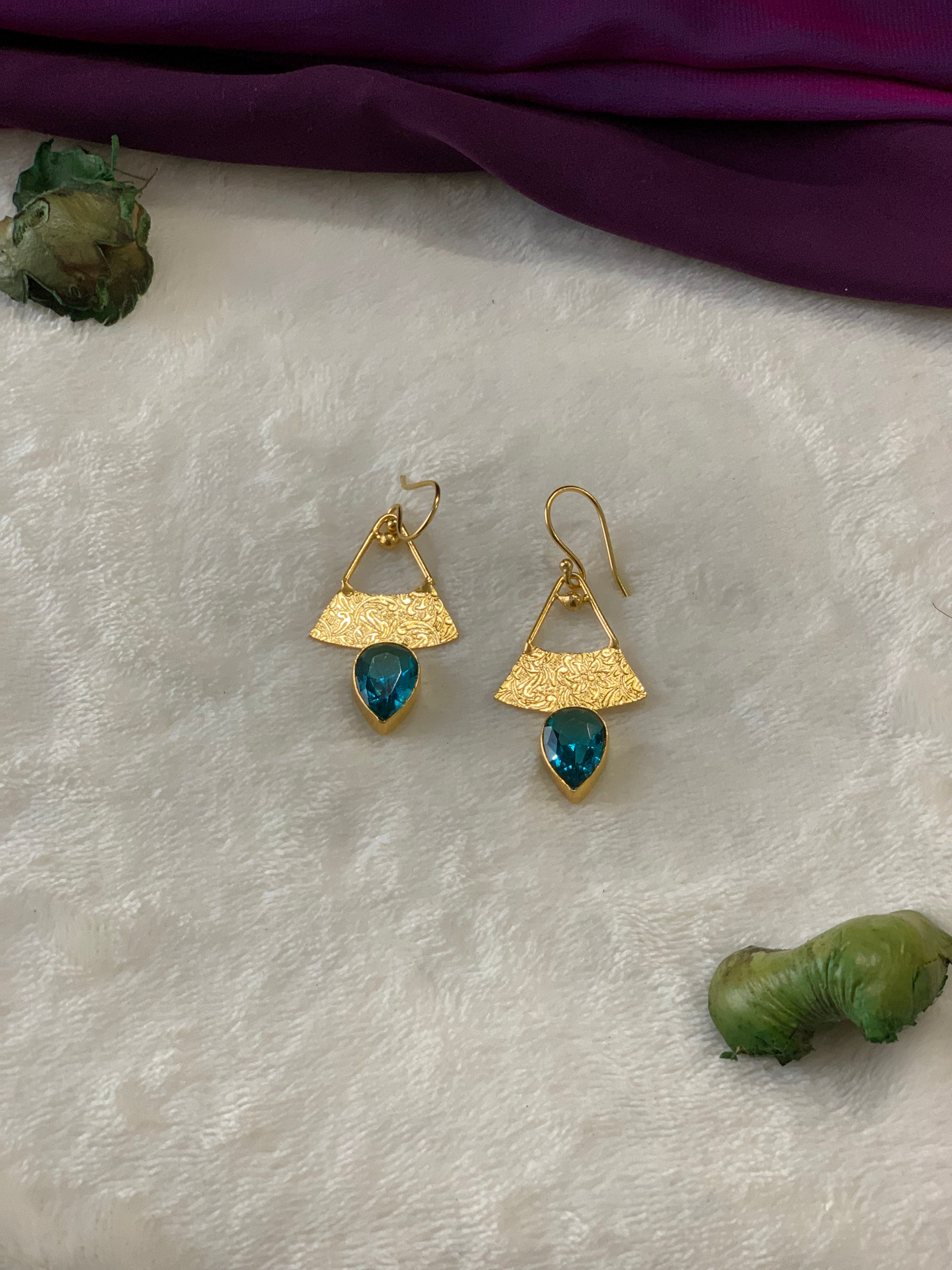 AYRA - GOLDEN TRIANGLE SOLO STONE EARRINGS