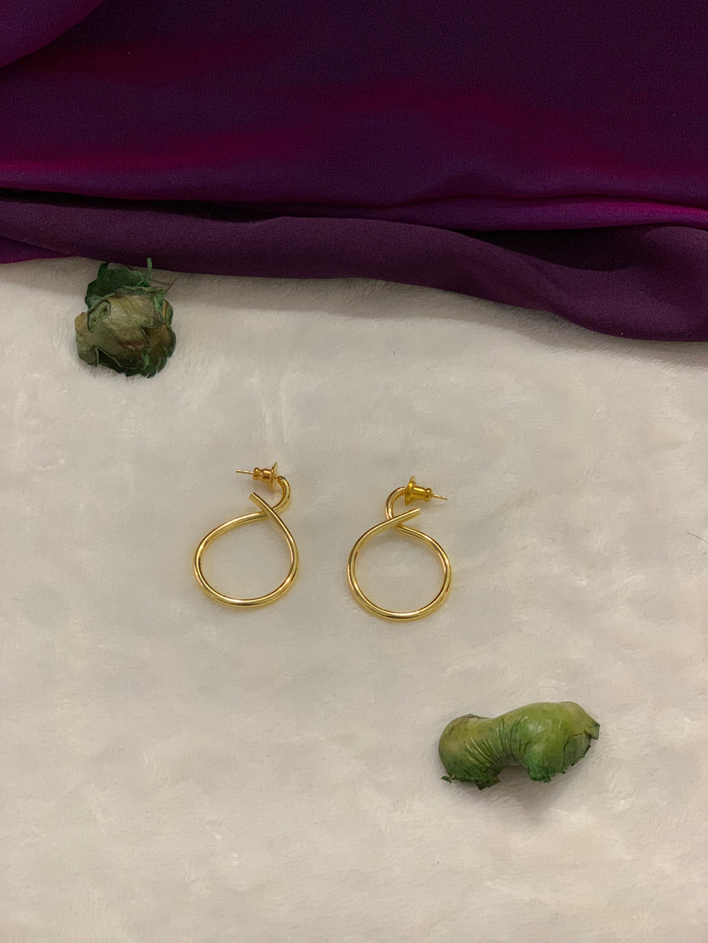 QALBI - GOLDEN CURVY STUD EARRINGS