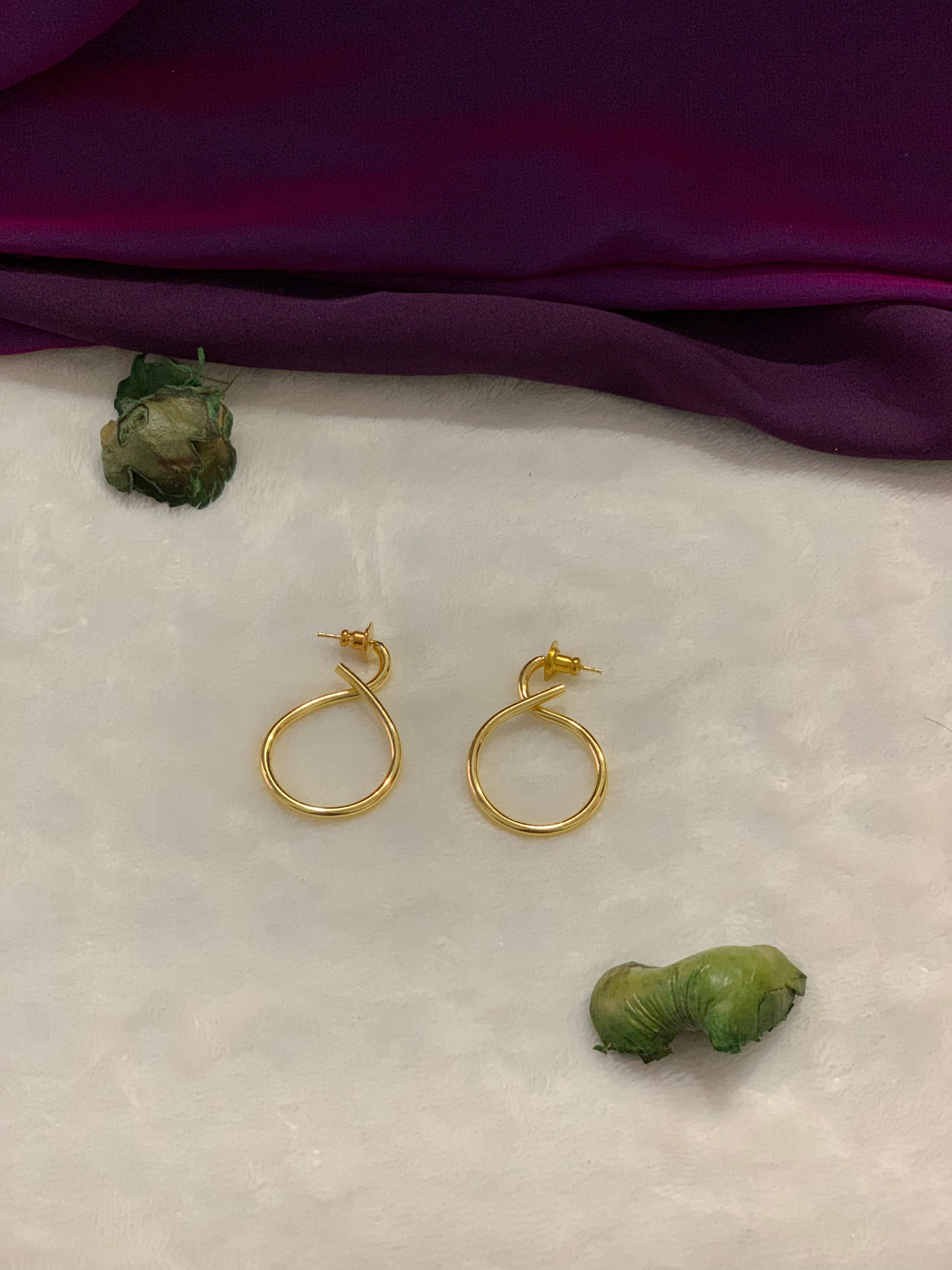 QALBI - GOLDEN CURVY STUD EARRINGS