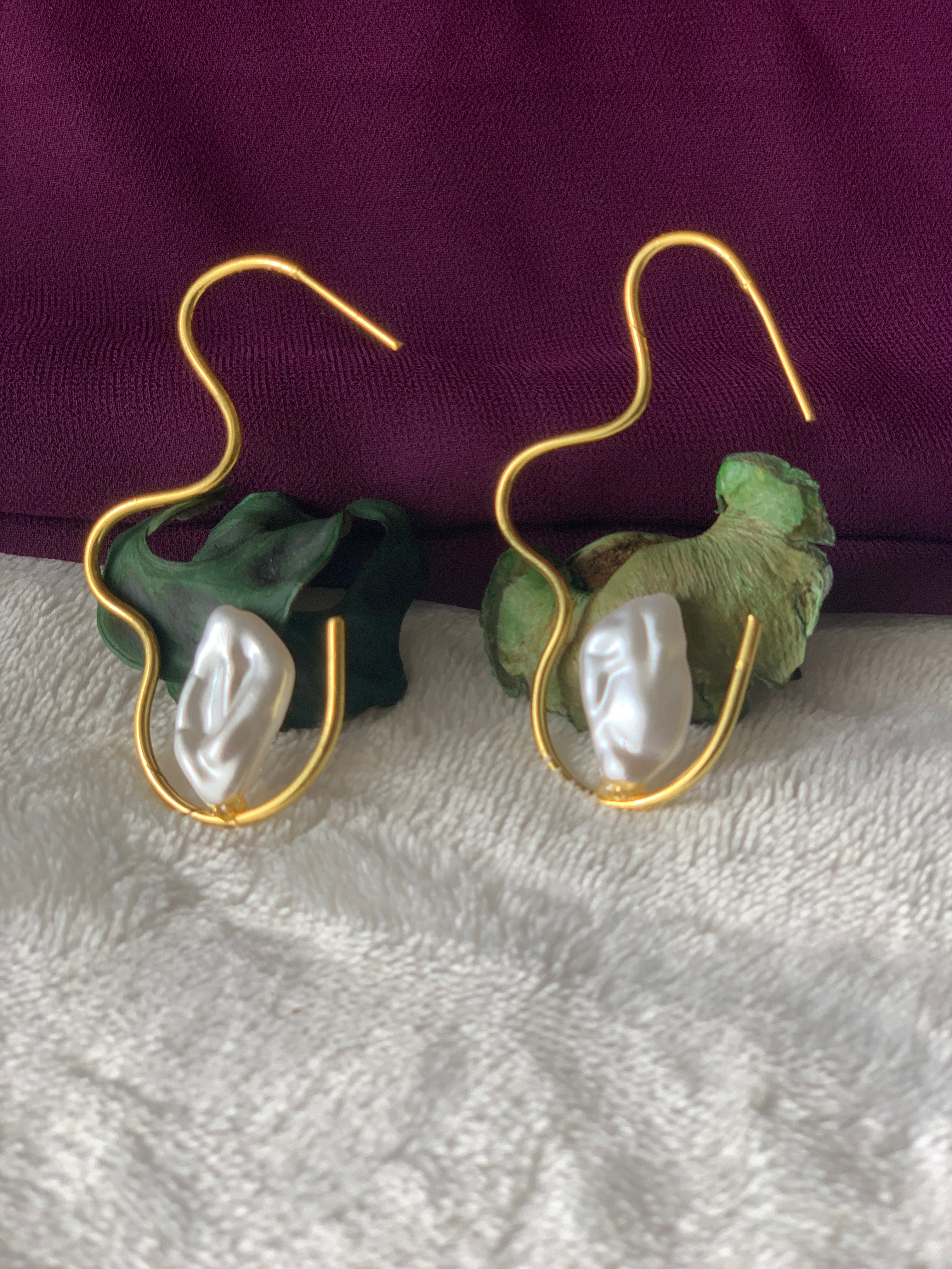 SELINE - BAROQUE PEARL SPIRAL HOOP EARRINGS