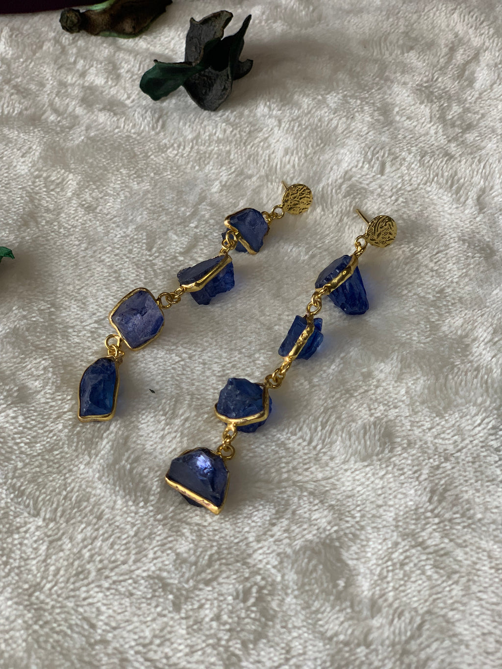 PIHU - DYED QUARTZ DANGLER EARRINGS