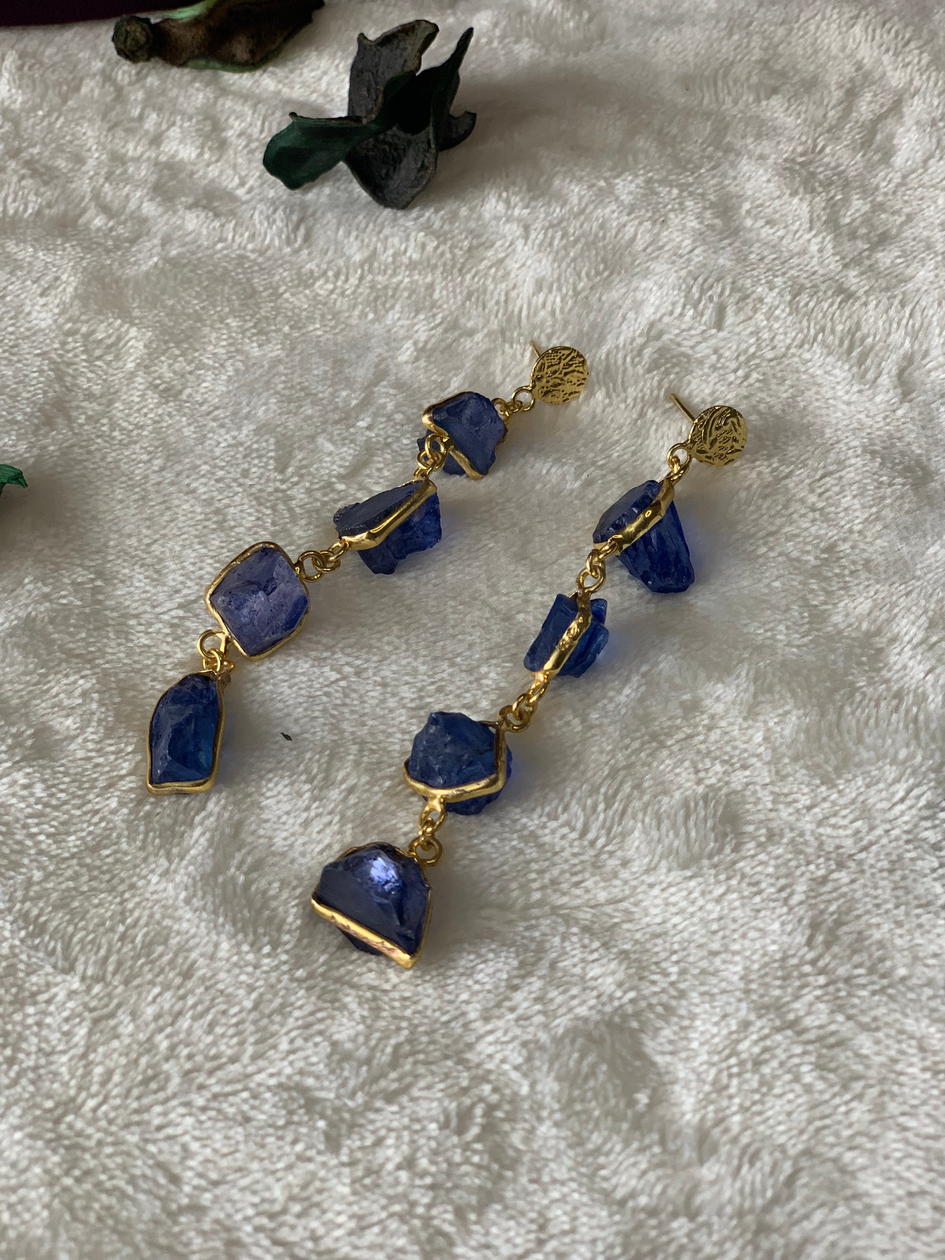PIHU - DYED QUARTZ DANGLER EARRINGS