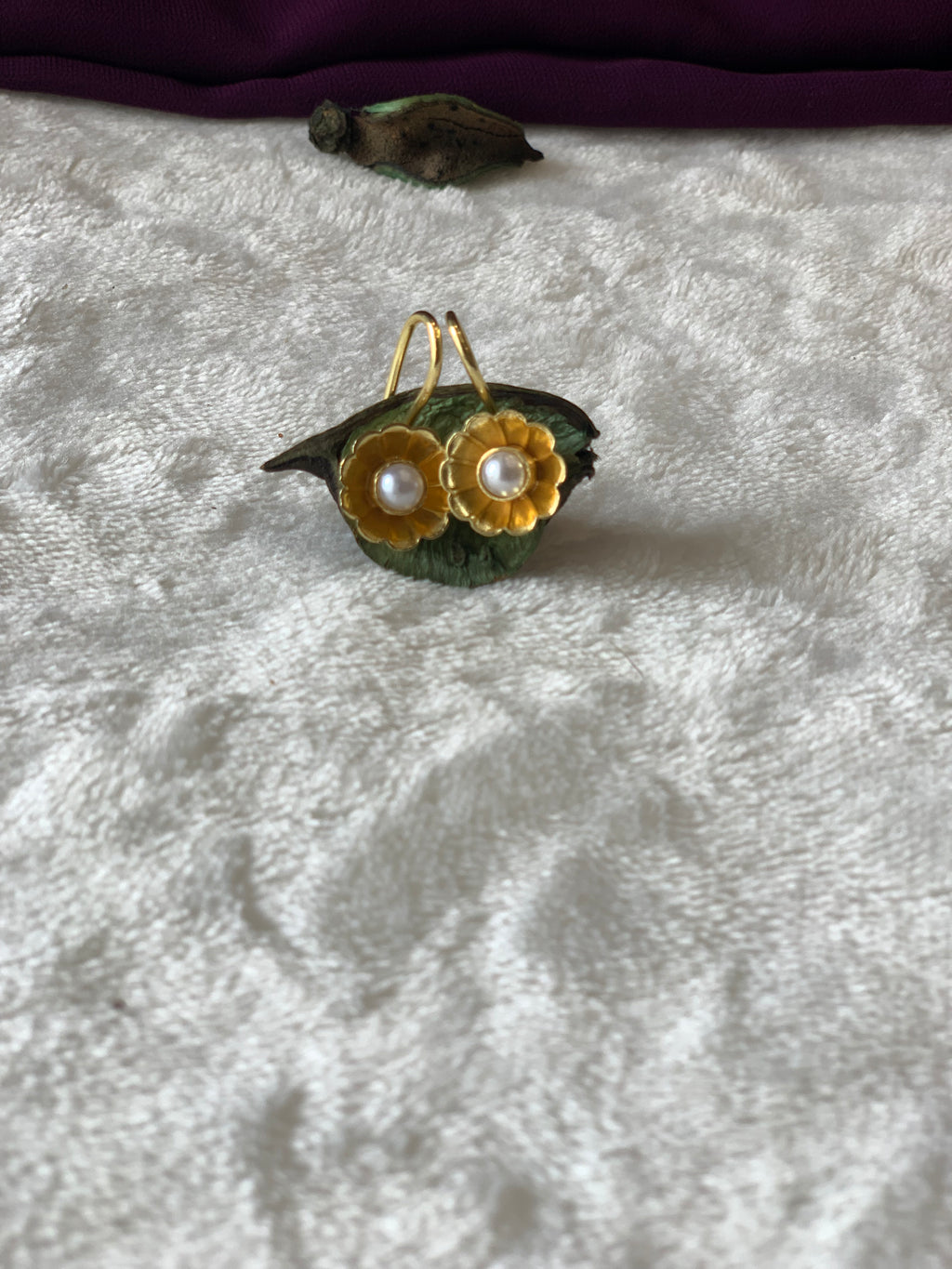 AKIRA - GOLDEN SMALL PEARL FLOWER DROP EARRINGS