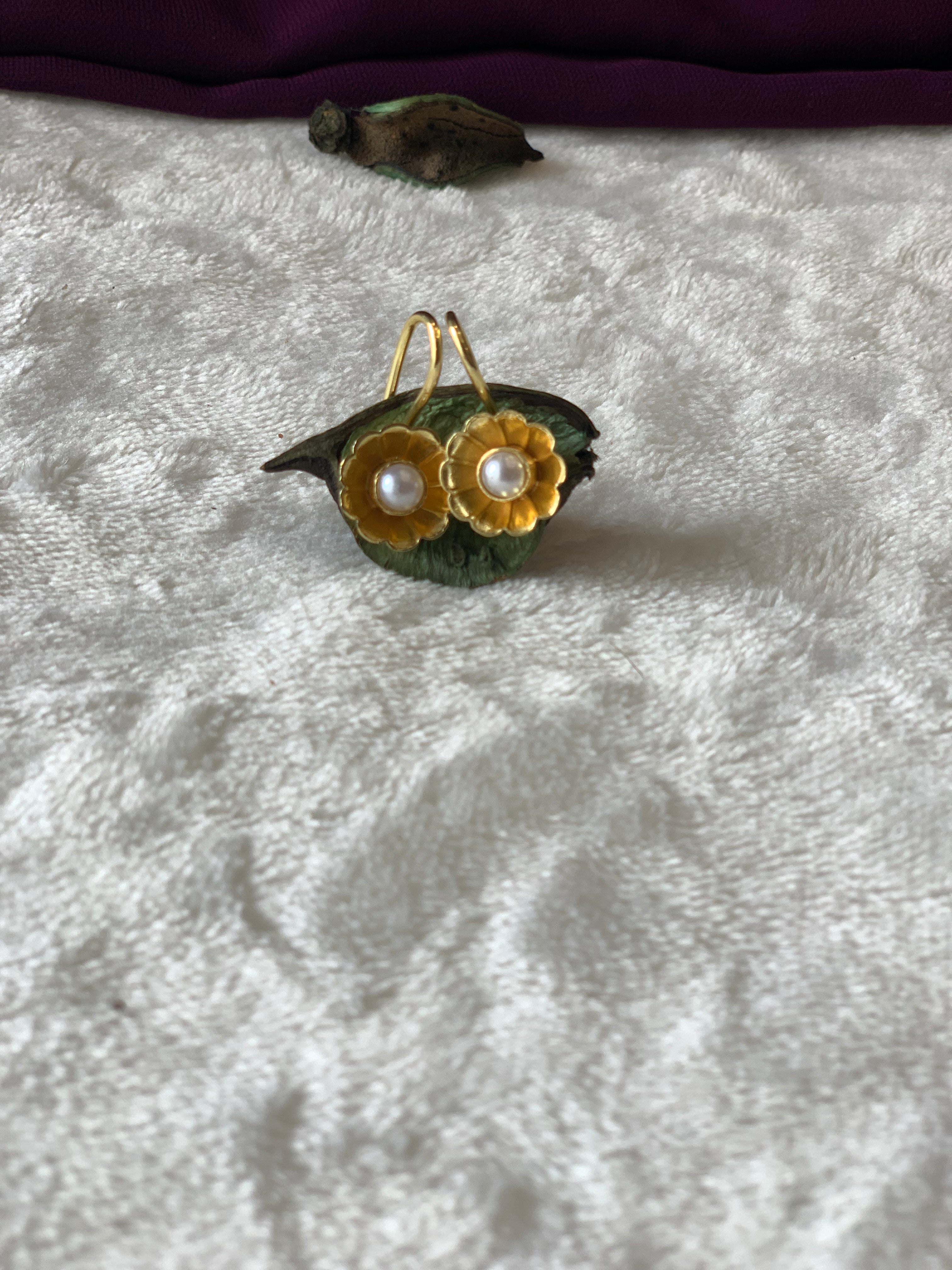 AKIRA - GOLDEN SMALL PEARL FLOWER DROP EARRINGS
