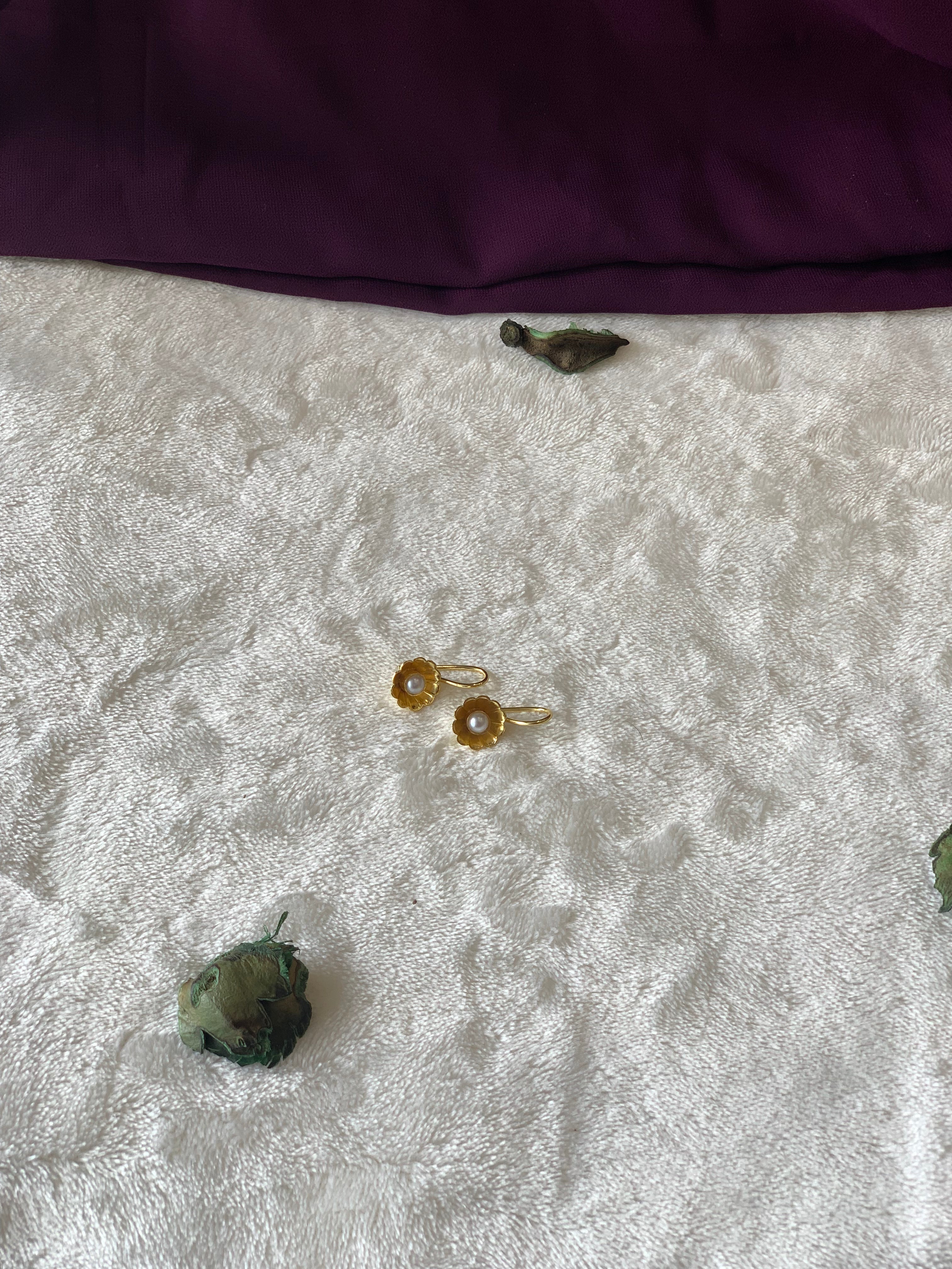 AKIRA - GOLDEN SMALL PEARL FLOWER DROP EARRINGS