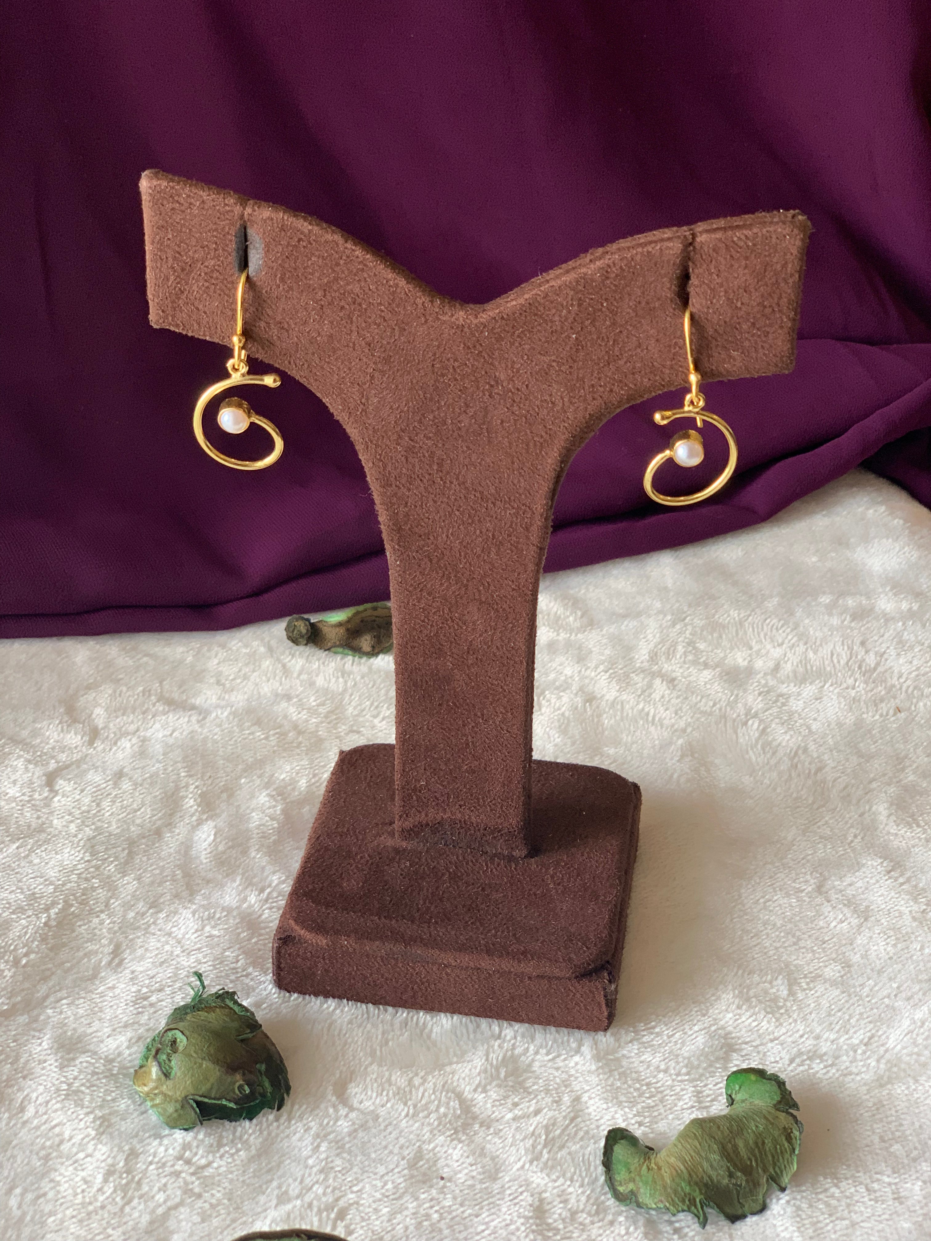 SAVERA - GOLDEN PEARL CURVE DANGLE EARRINGS